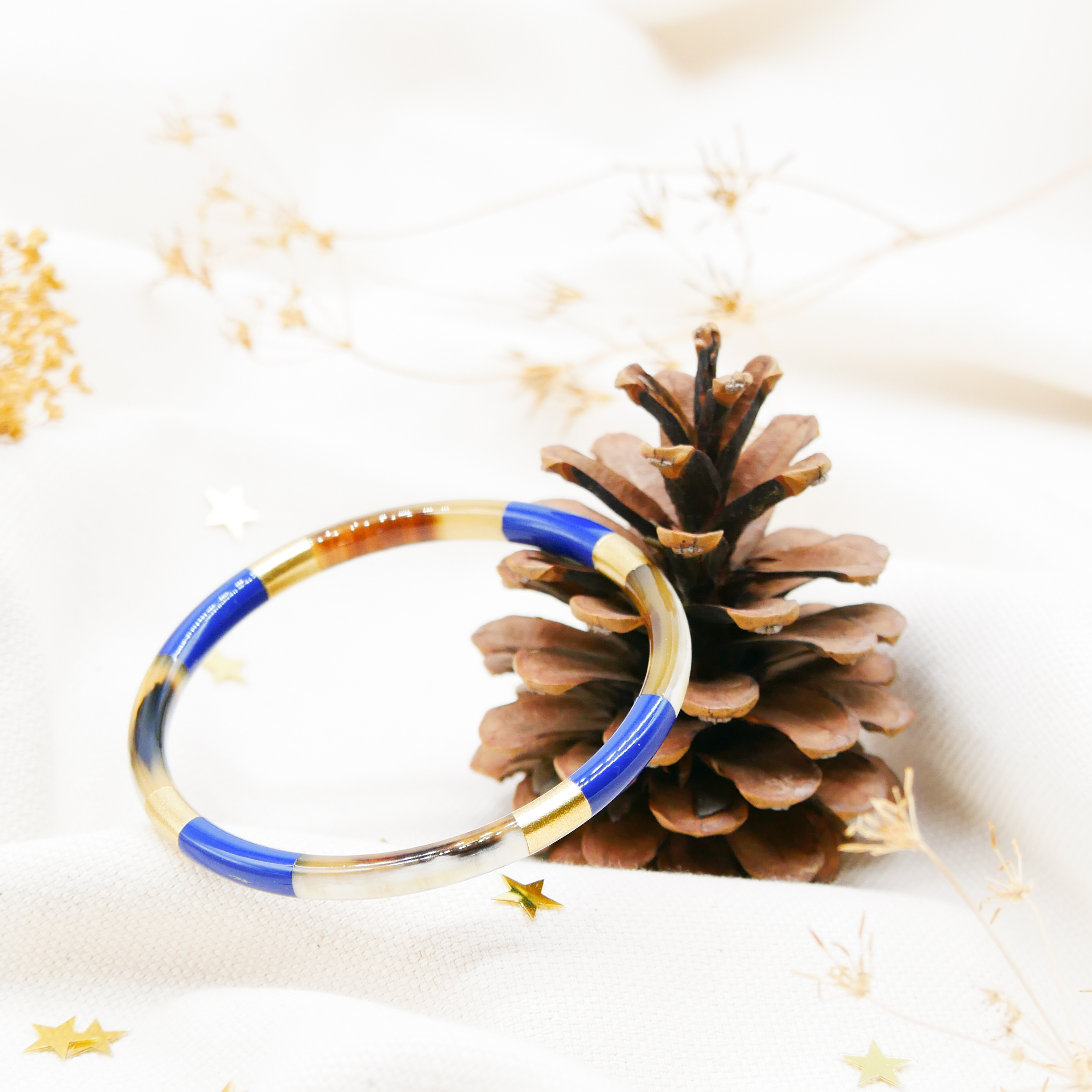 "Craft Art", Armreif dünn, braunes Horn Lack royalblau und gold 