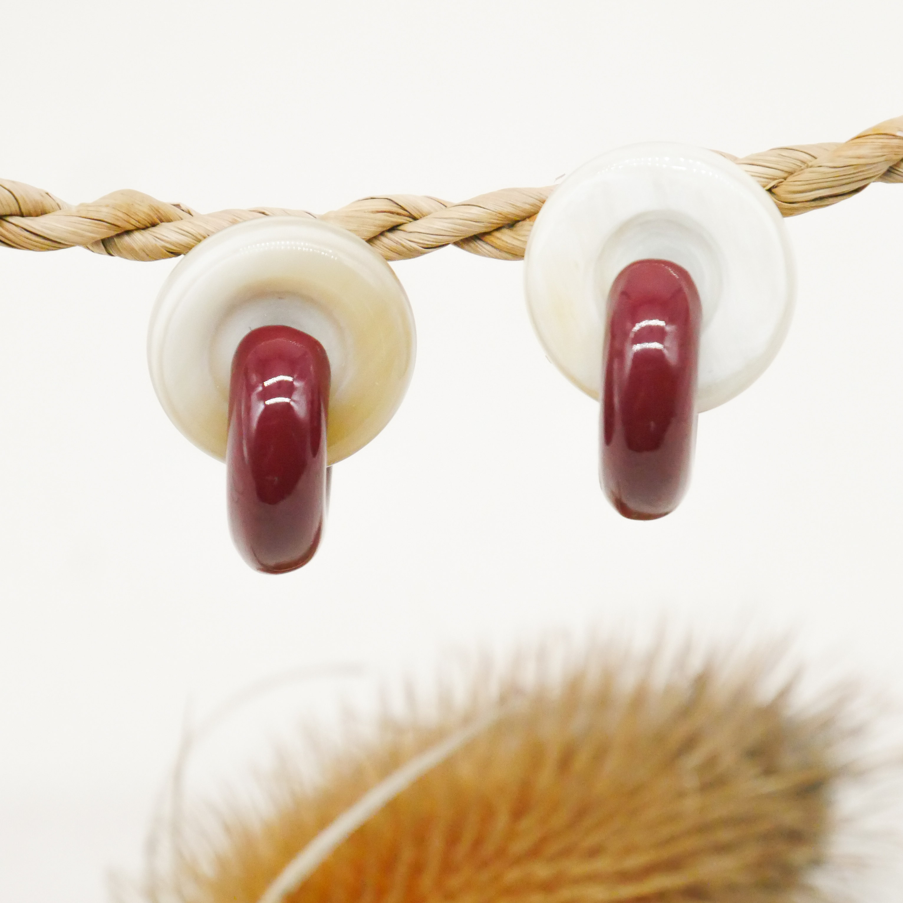  "Craft-Art", Ohrstecker zwei dicke Reife 90 Grad versetzt schwarzes Horn, Lack weinrot 