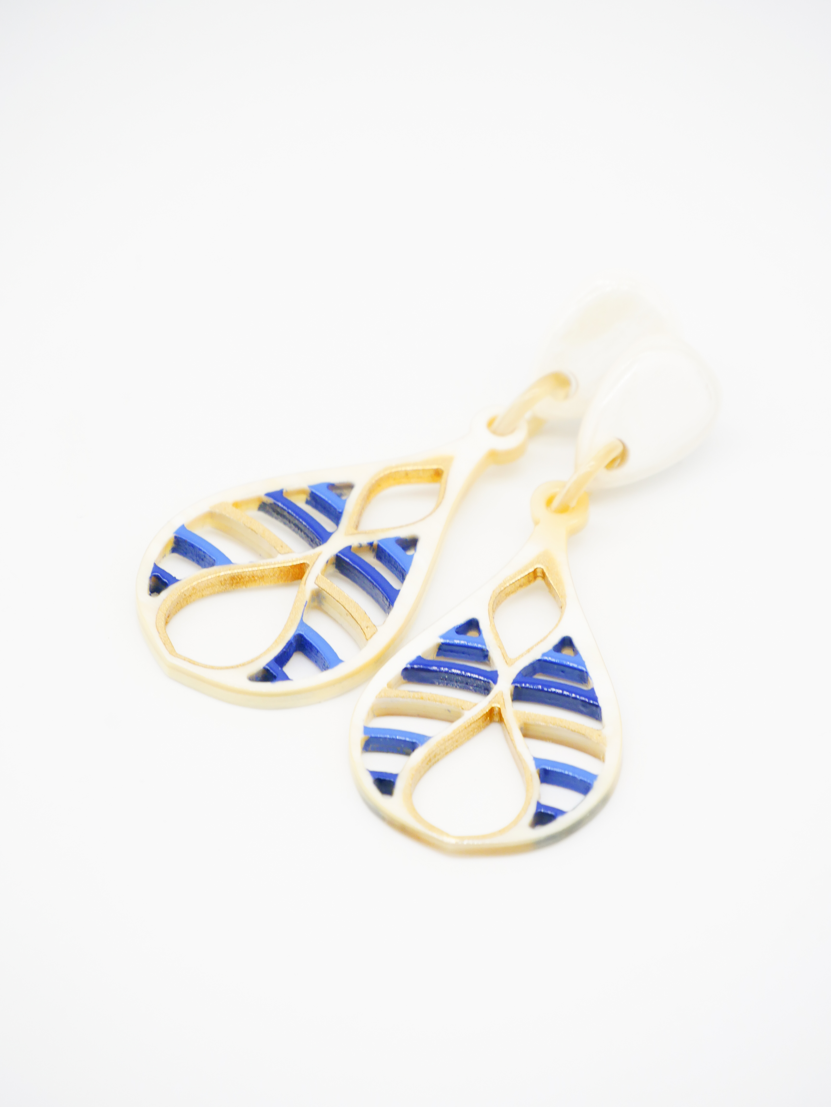 "Craft Art", Ohrring "Teardrop", weißes Horn, Lack blau-gold "Craft Art", Ohrring "Teardrop", weißes Horn, Lack blau-gold