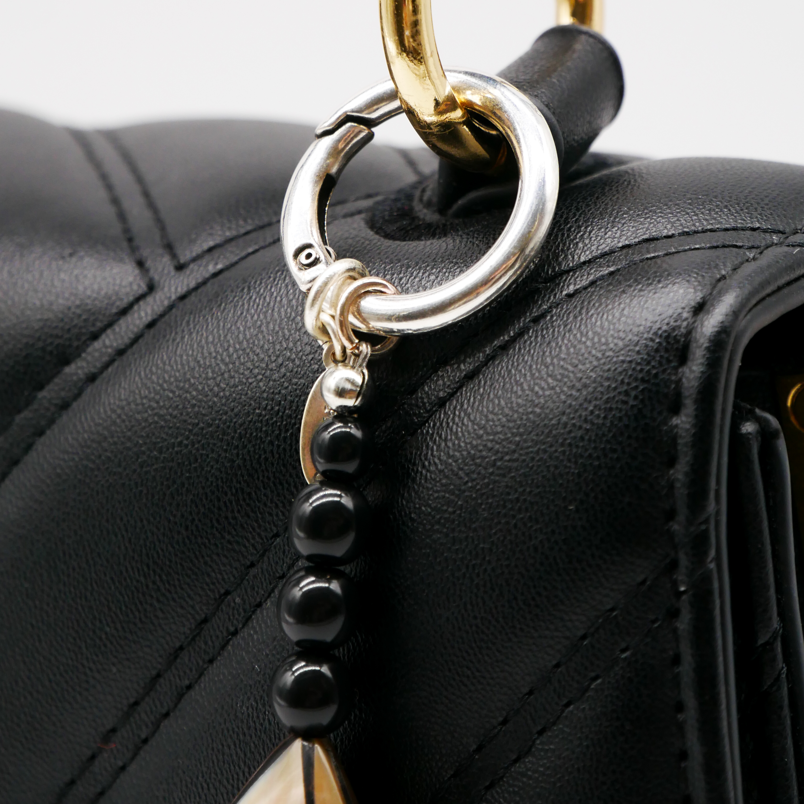 "Lucky Pendant" Anhänger, 1 Strang Glasperlen schwarz mit Designperle Brownlips 