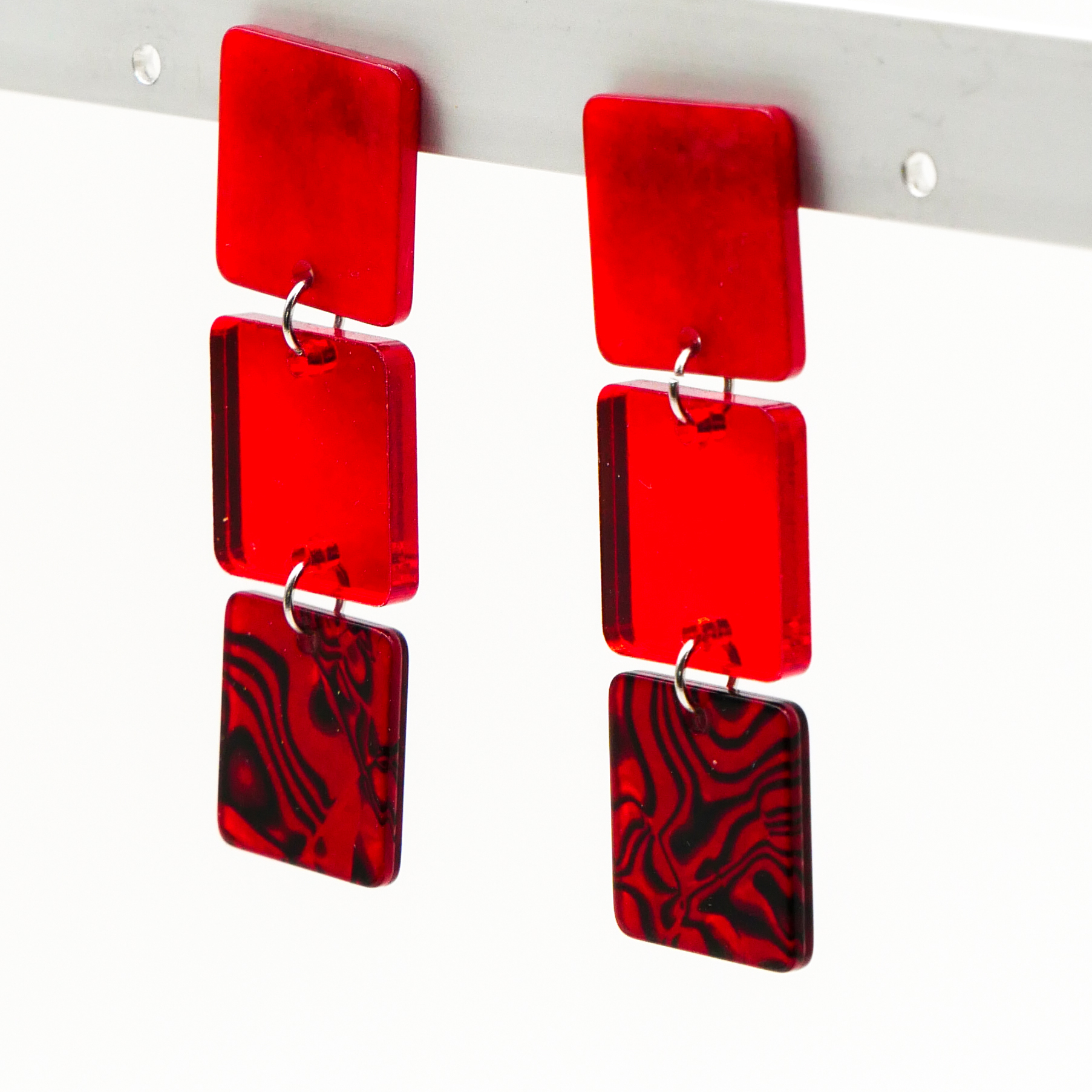 "Color Explosion", Ohrstecker 3er Ampel flache Quadrate 20 mm red pearl "Color Explosion", Ohrstecker 3er Ampel flache Quadrate 20 mm red pearl
