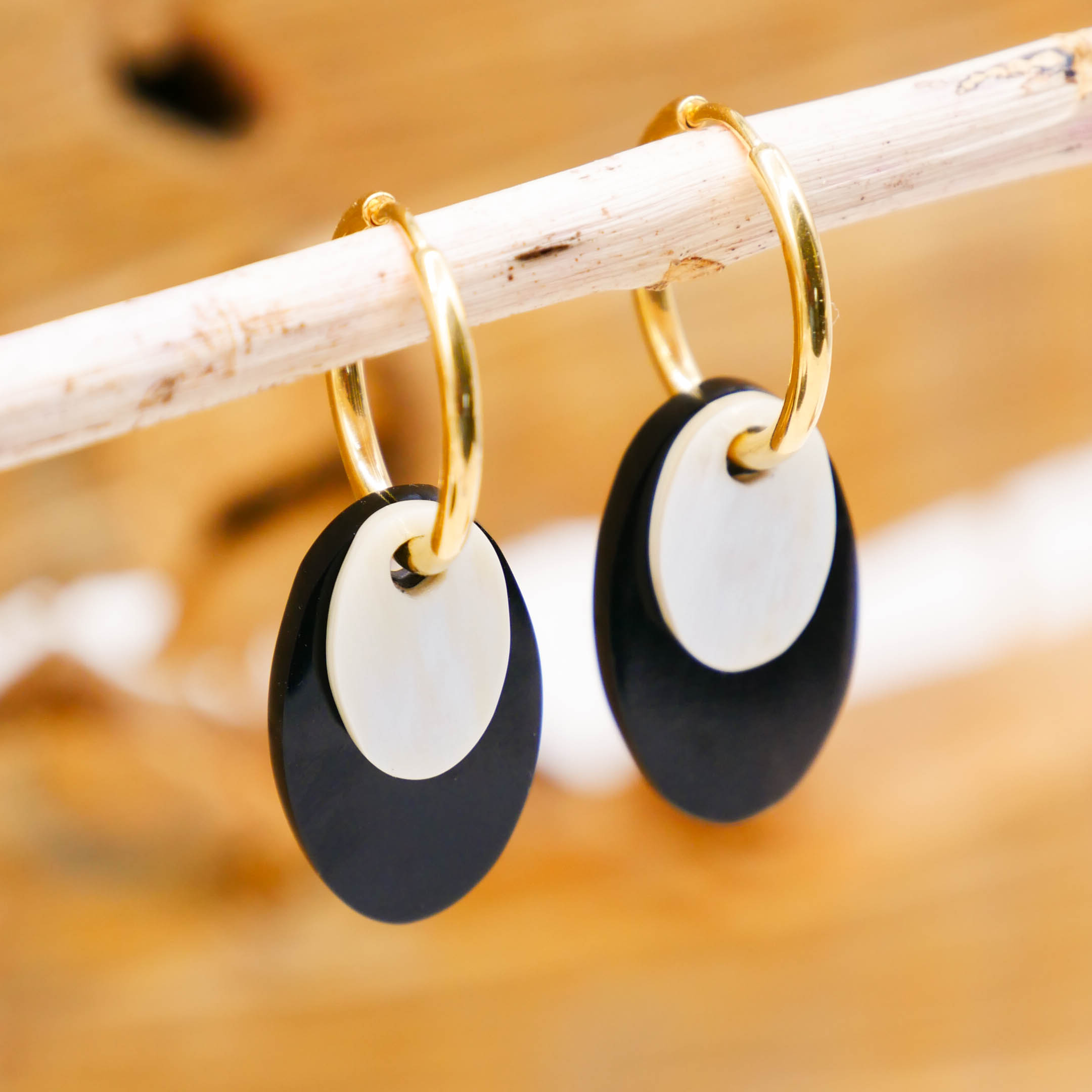 "Craft-Art" Ohrring "kleine Plättchen" schwarz und weiß, vergoldete Edelstahlcreole