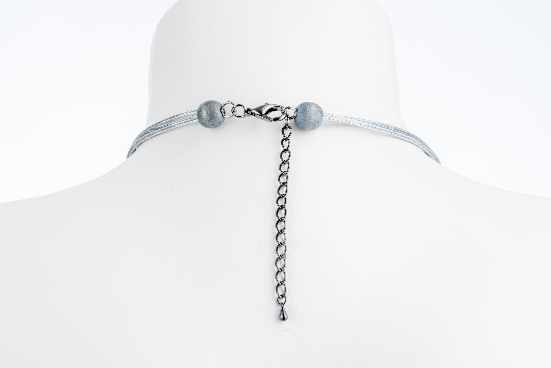 "Boho" kurze Kette mit Federn und Lederfransen - grey