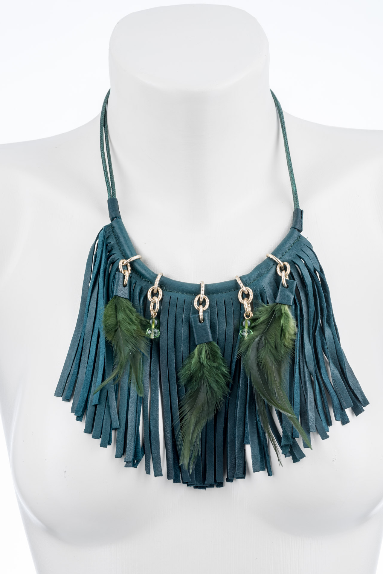 "Boho" kurze Kette mit Federn und Lederfransen - green