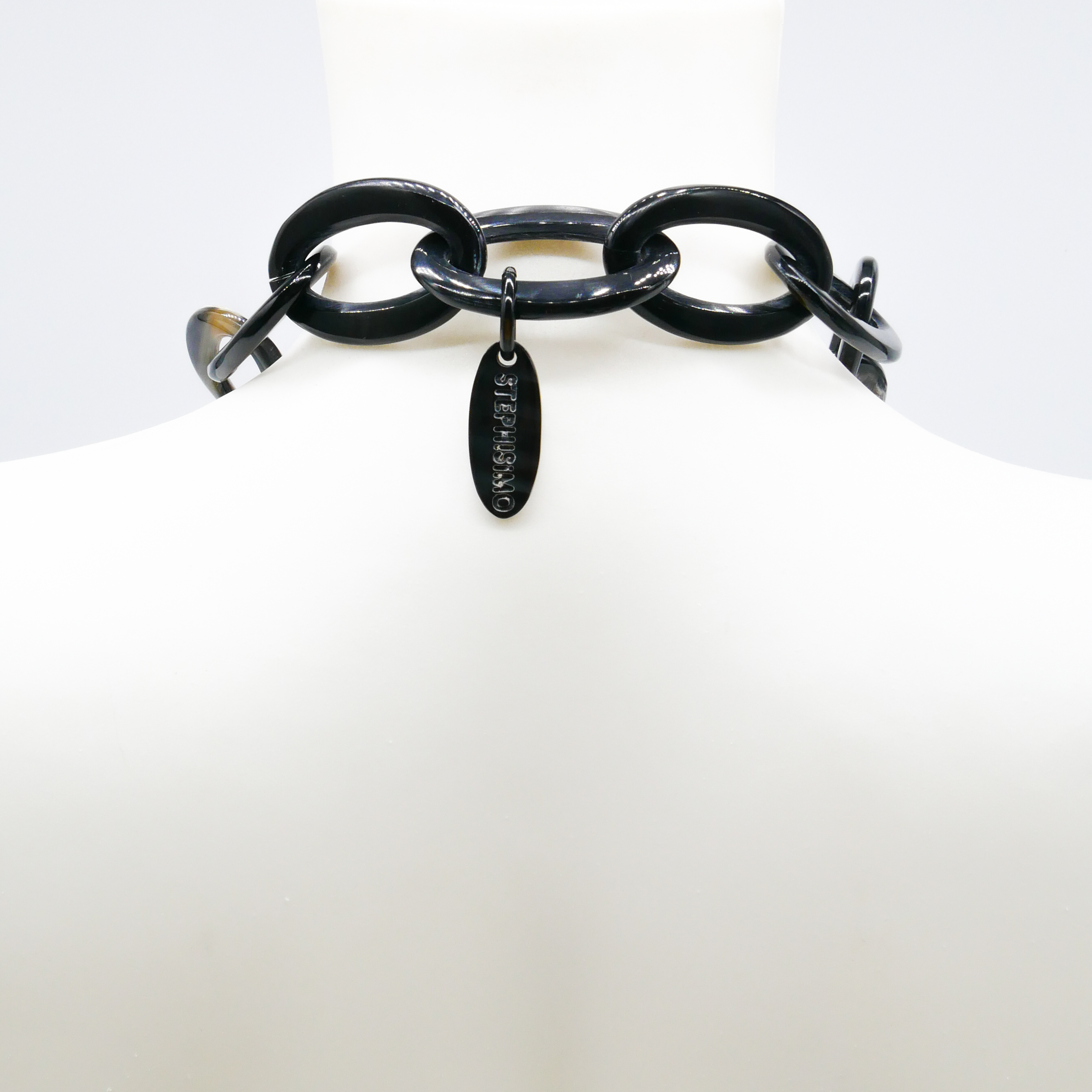 "Craft Art", short chain ovals with marble horn cut-out "Craft Art", short chain ovals with marble horn cut-out