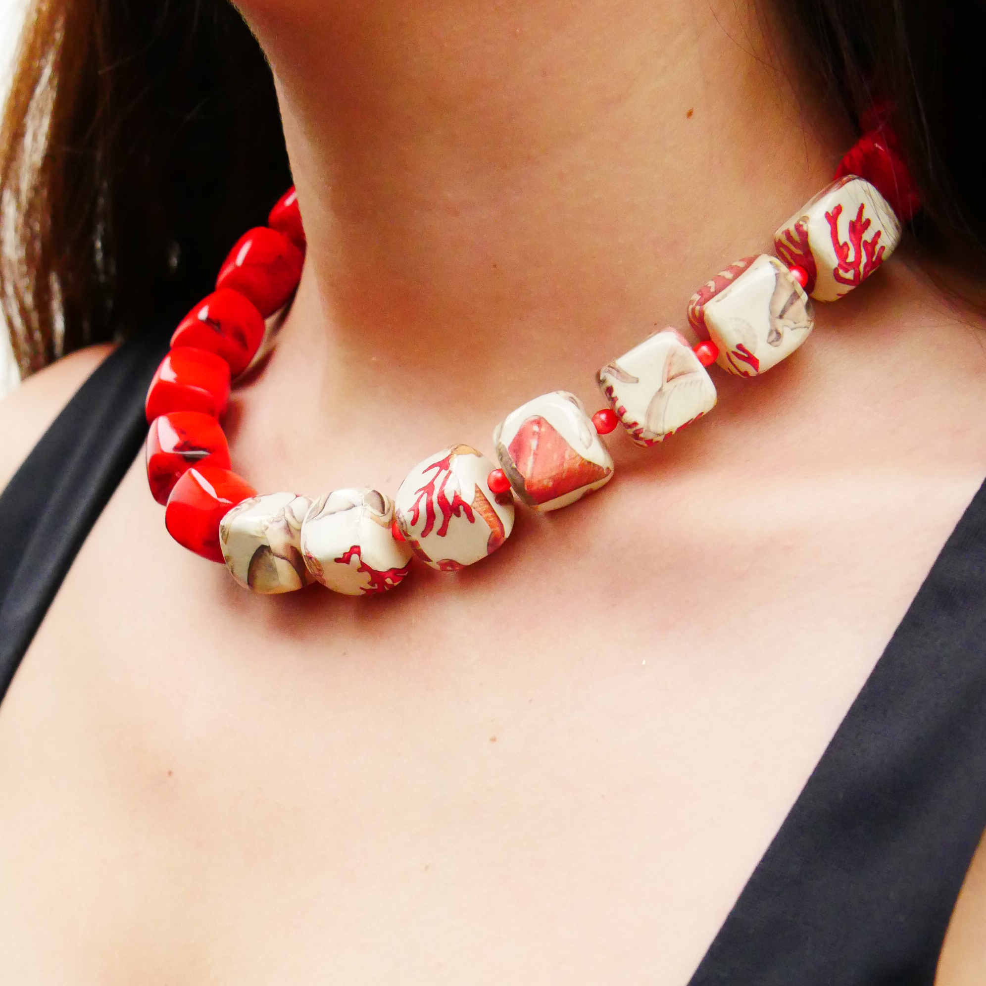 "Summer Feeling", kurze Kette "Cube" Resin- und Papercoated Perlen ca. 16 x 16 mm rot 