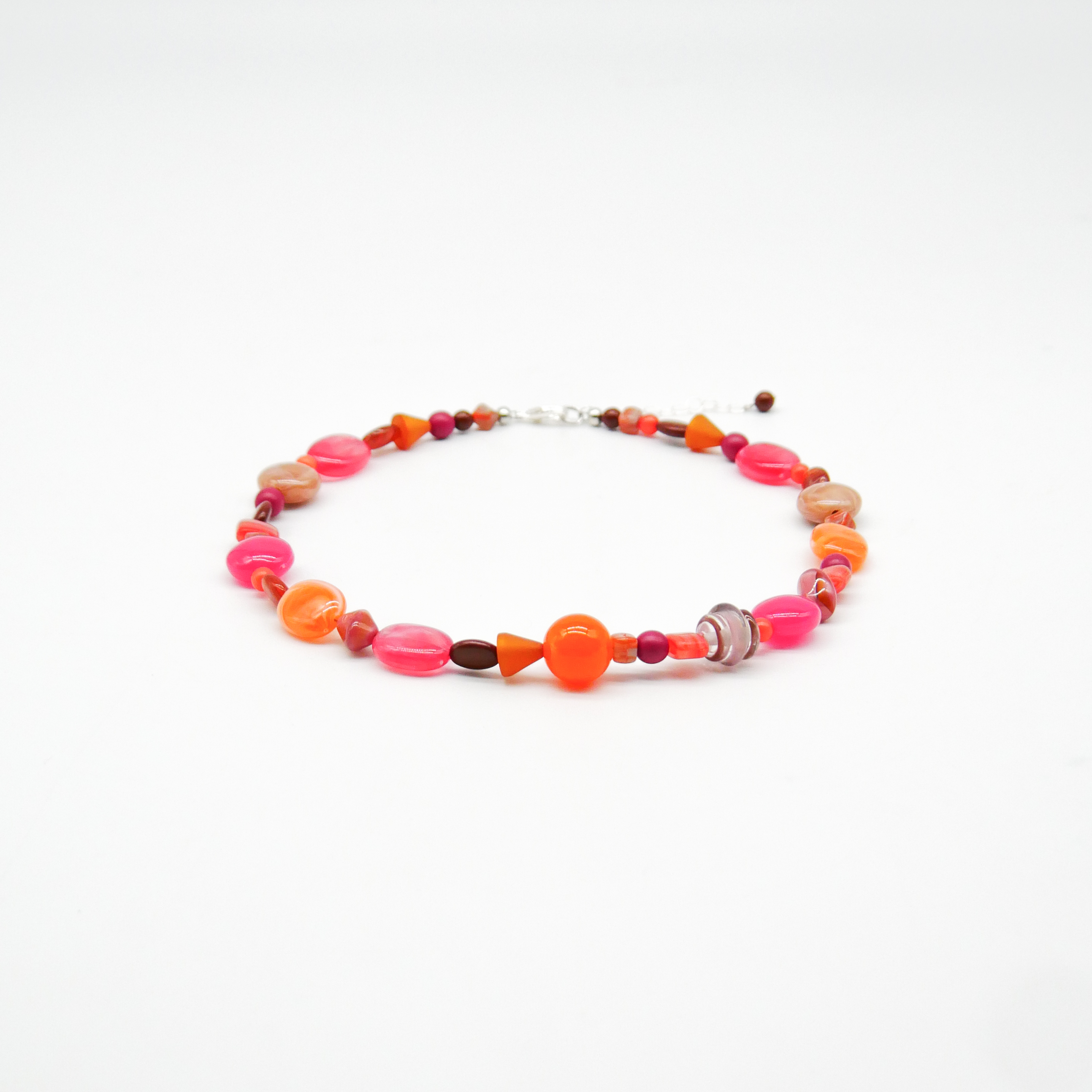 "Summer Feeling",  Kette aus verschiedenen Formen, Glas- und Resin Perlen, pink-orange