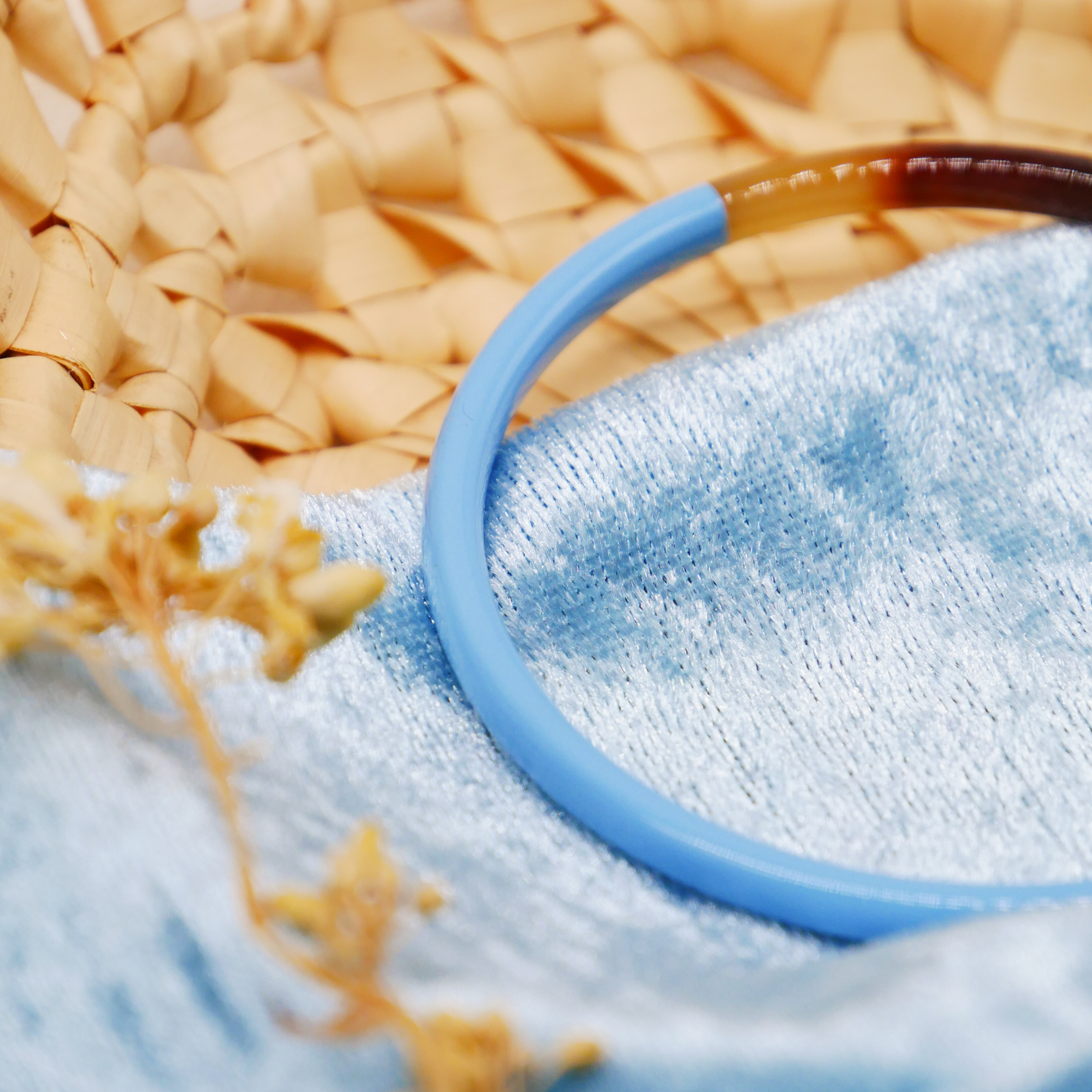  "Craft Art" zarter Armreif, braunes Horn, Lack hellblau