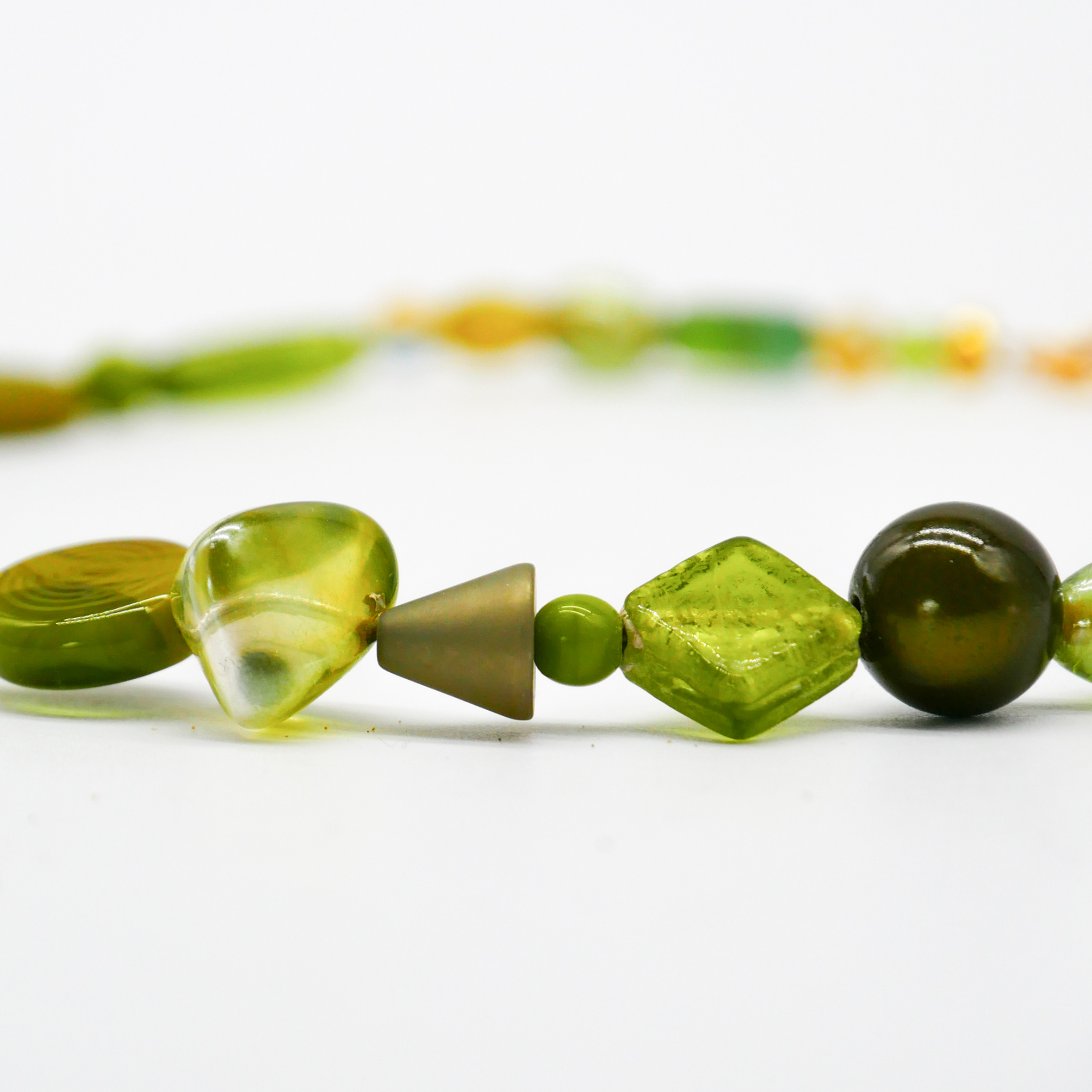 "Summer Feeling",  Kette aus verschiedenen Formen, Glas- und Resin Perlen, grün