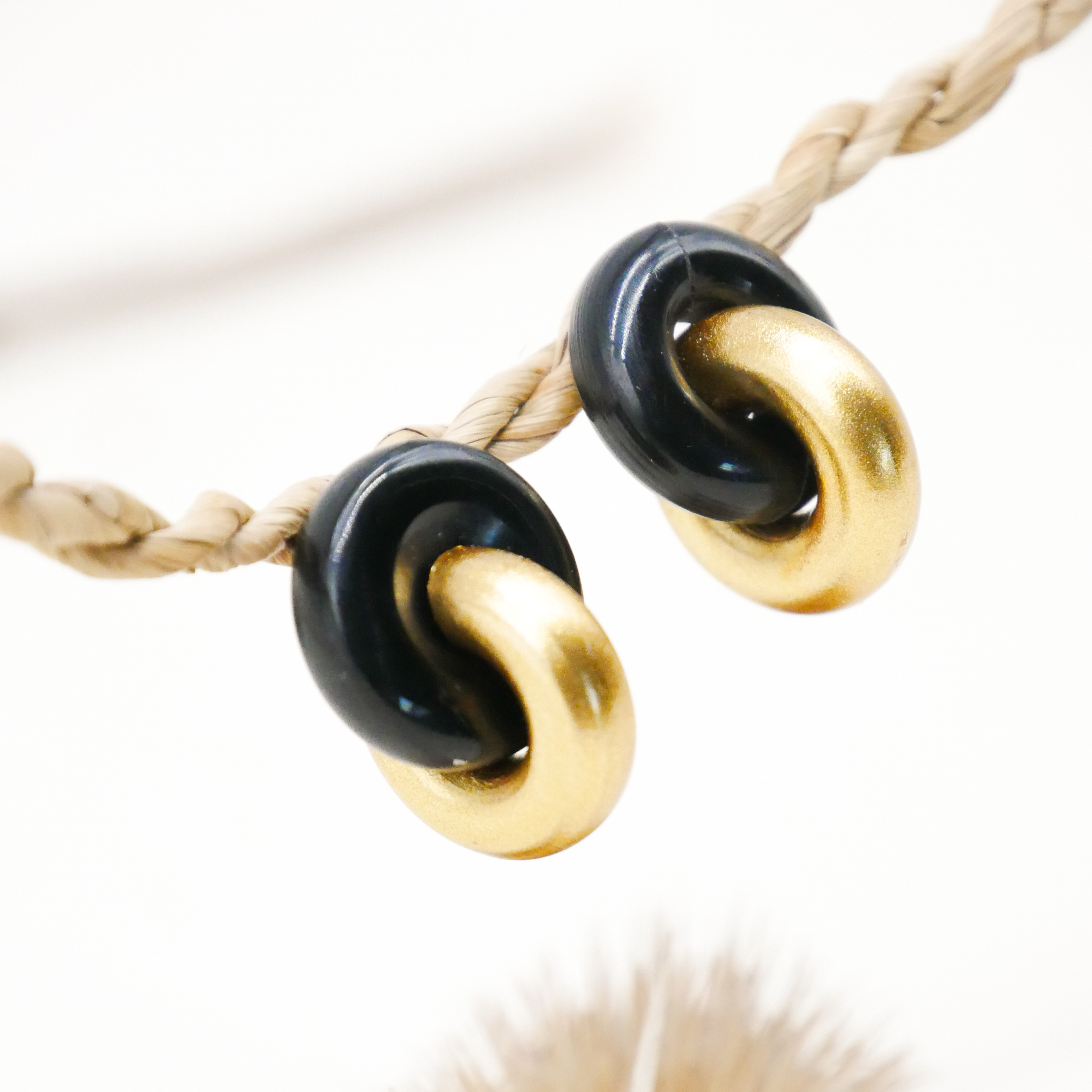  "Craft-Art", Ohrstecker zwei dicke Reife 90 Grad versetzt schwarzes Horn, Lack gold 