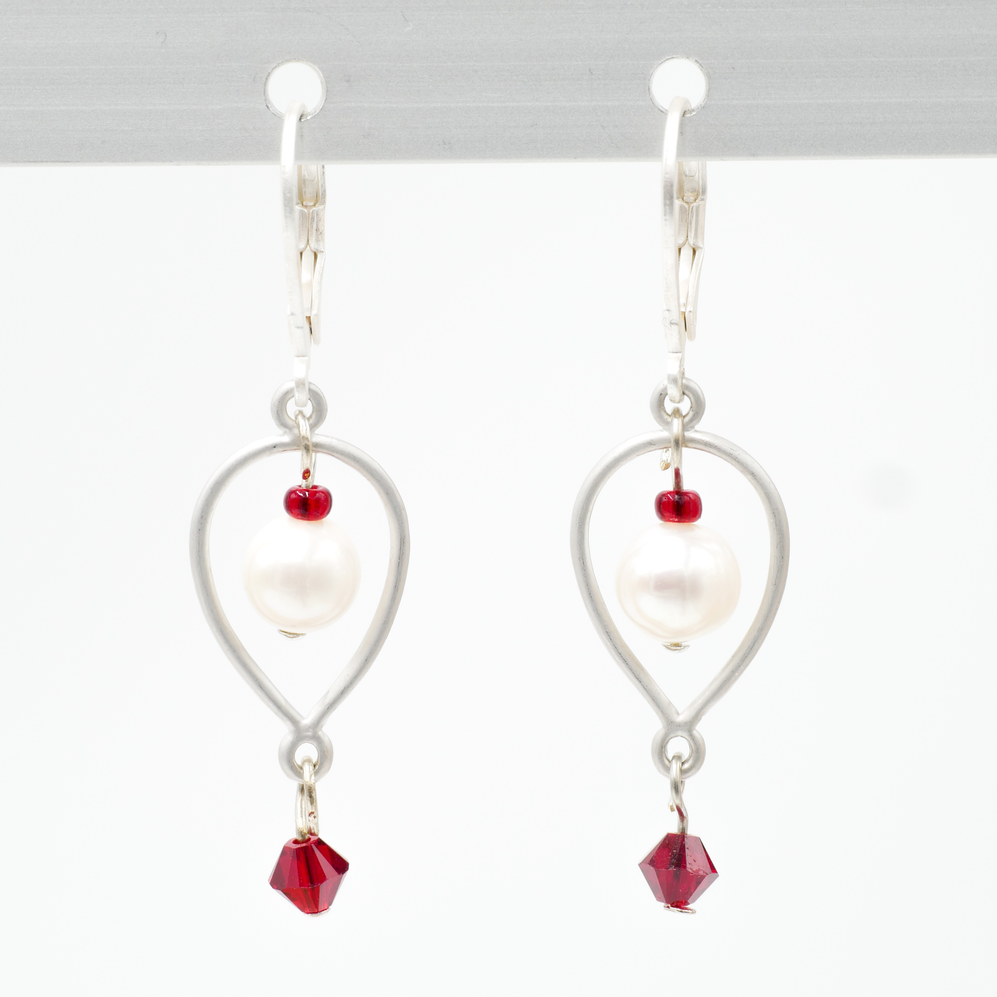 "Freshwater Pearls"  Ohrringe mit Klappbrisur, rotes Kristallglas - silber