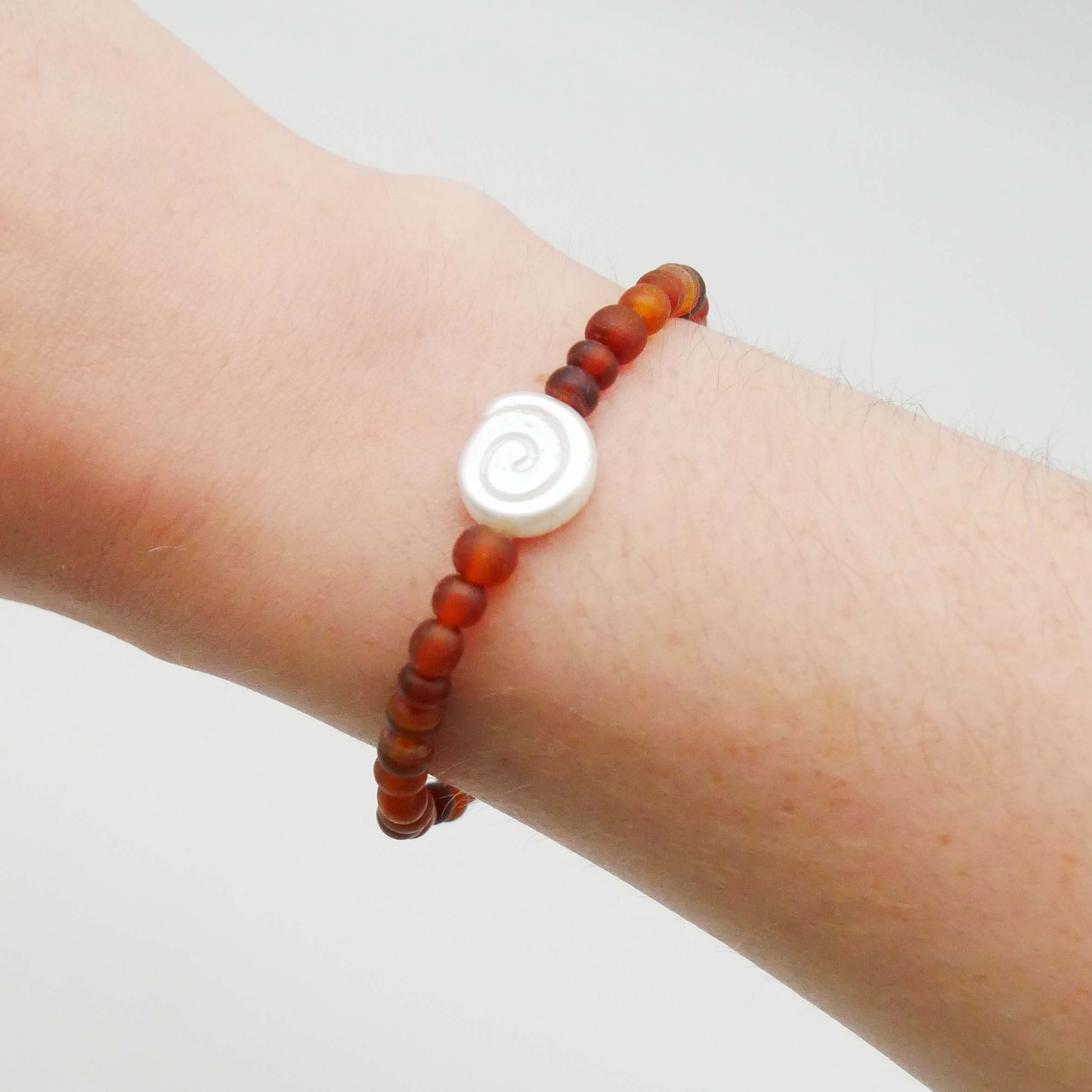  "Shell" Armband auf Gummi dunkelbraune Carabo Hornperlen  ca. 5 mm, weiße Glasschnecke 