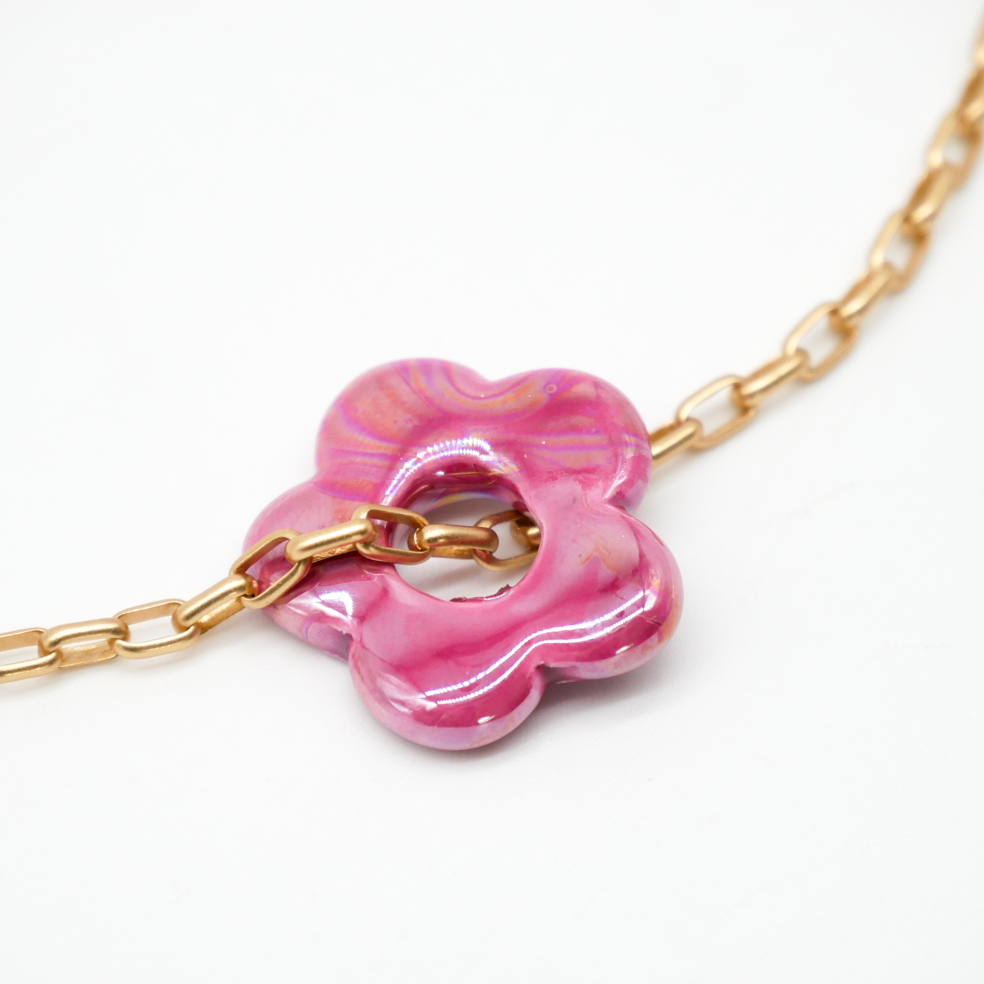 "Summer-Feeling", Kurze Metallkette vergoldet, Keramikblume fuchsia "Summer-Feeling", Kurze Metallkette vergoldet, Keramikblume fuchsia