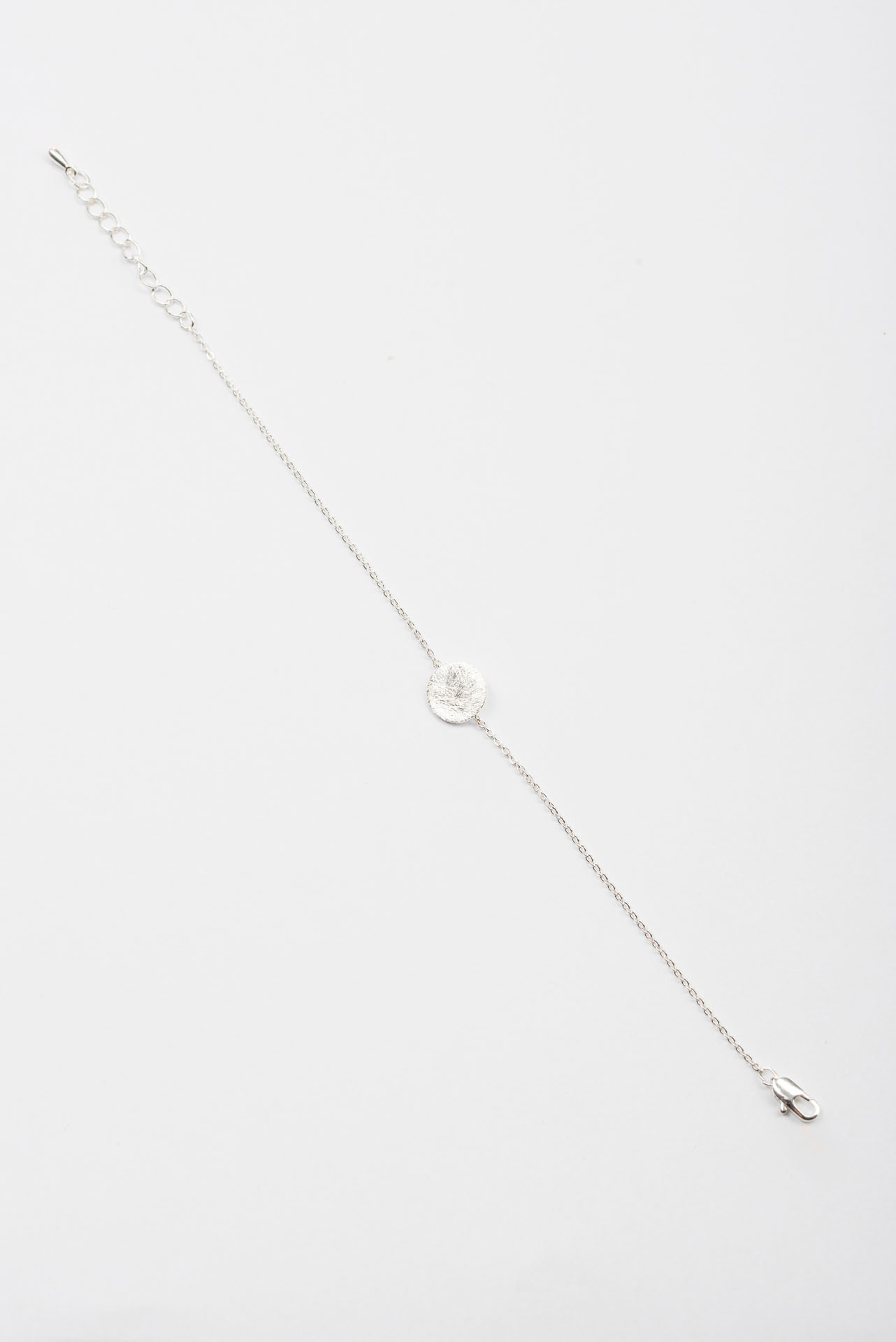 "Fine Filigré" feines Armband, flache mattierte Scheibe, versilbert