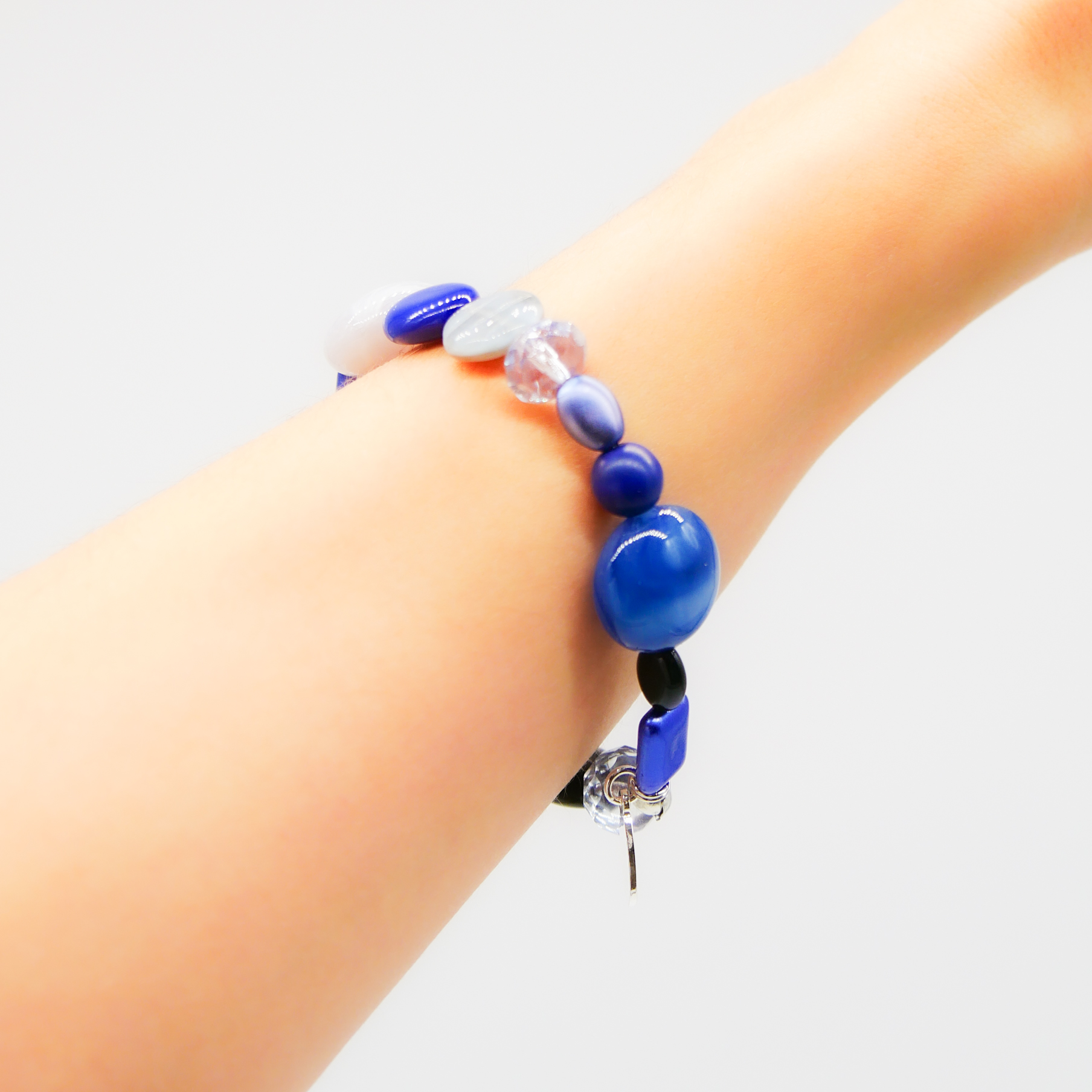 "Summer Feeling", Armband aus verschiedenen Formen, Glas- und Resin Perlen, blau