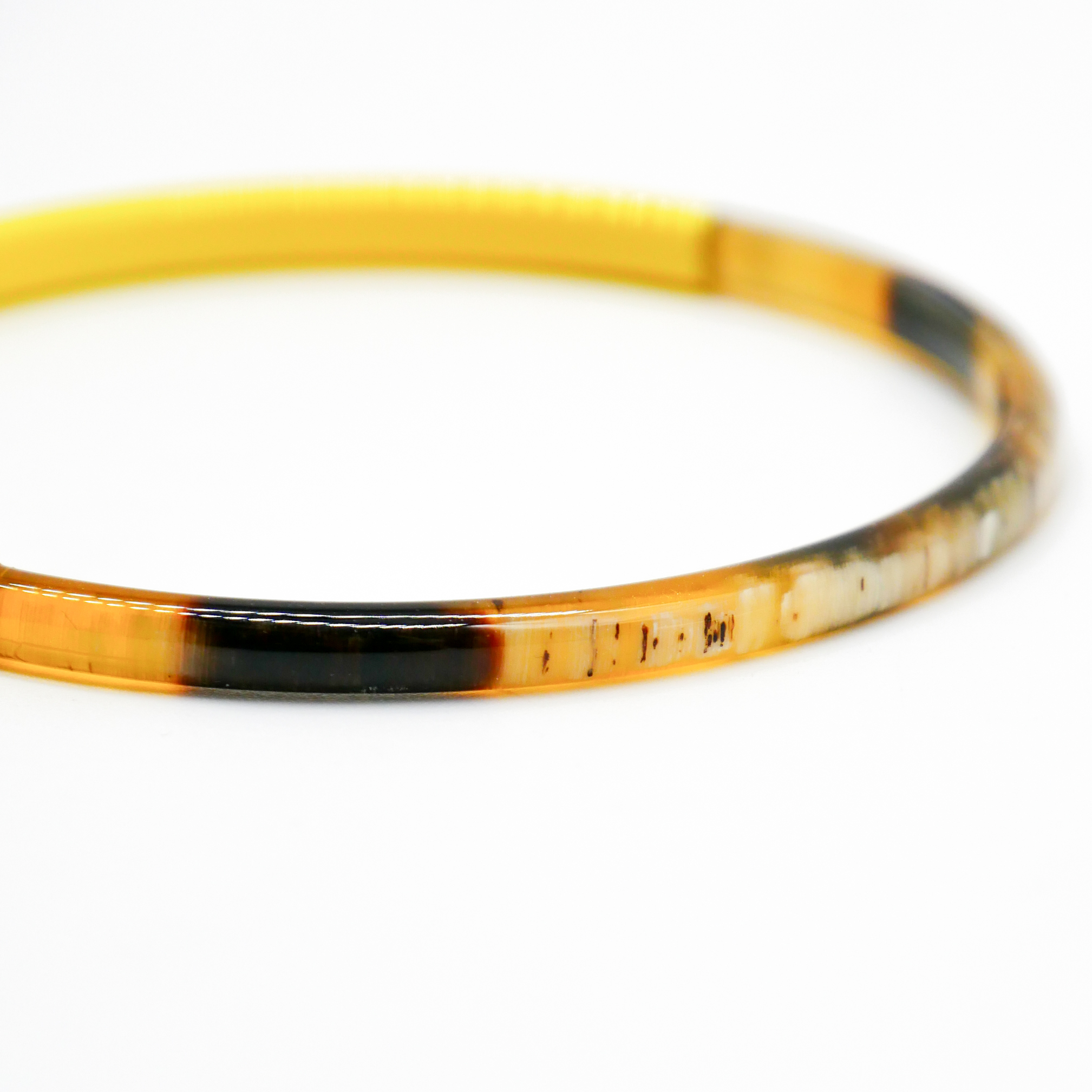  "Craft Art" zarter Armreif, braunes Horn, Lack gelb