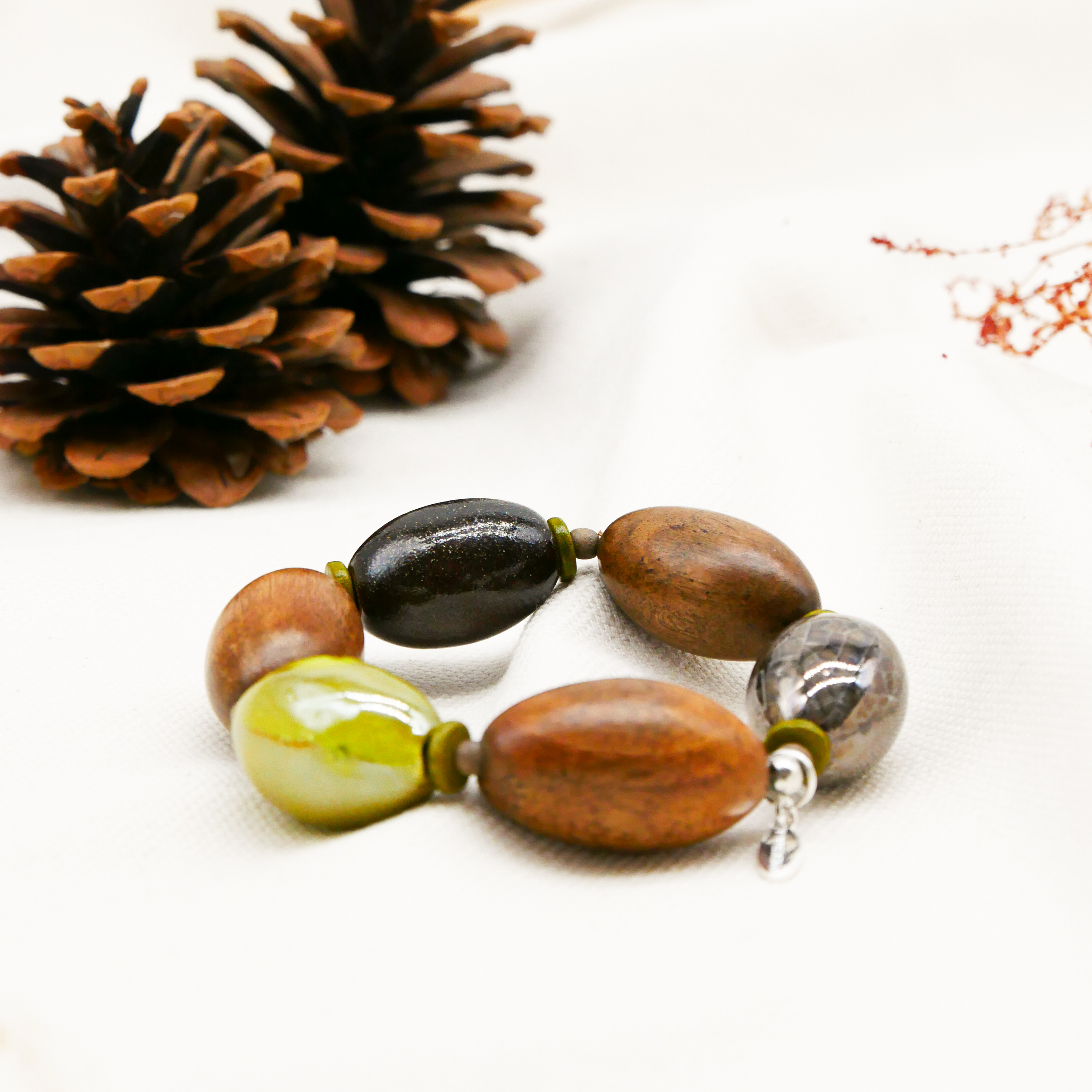 "Woodland" Armband auf Gummi "Olive", Greywood Holzoliven und Keramikoliven, graue + grüne Töne 