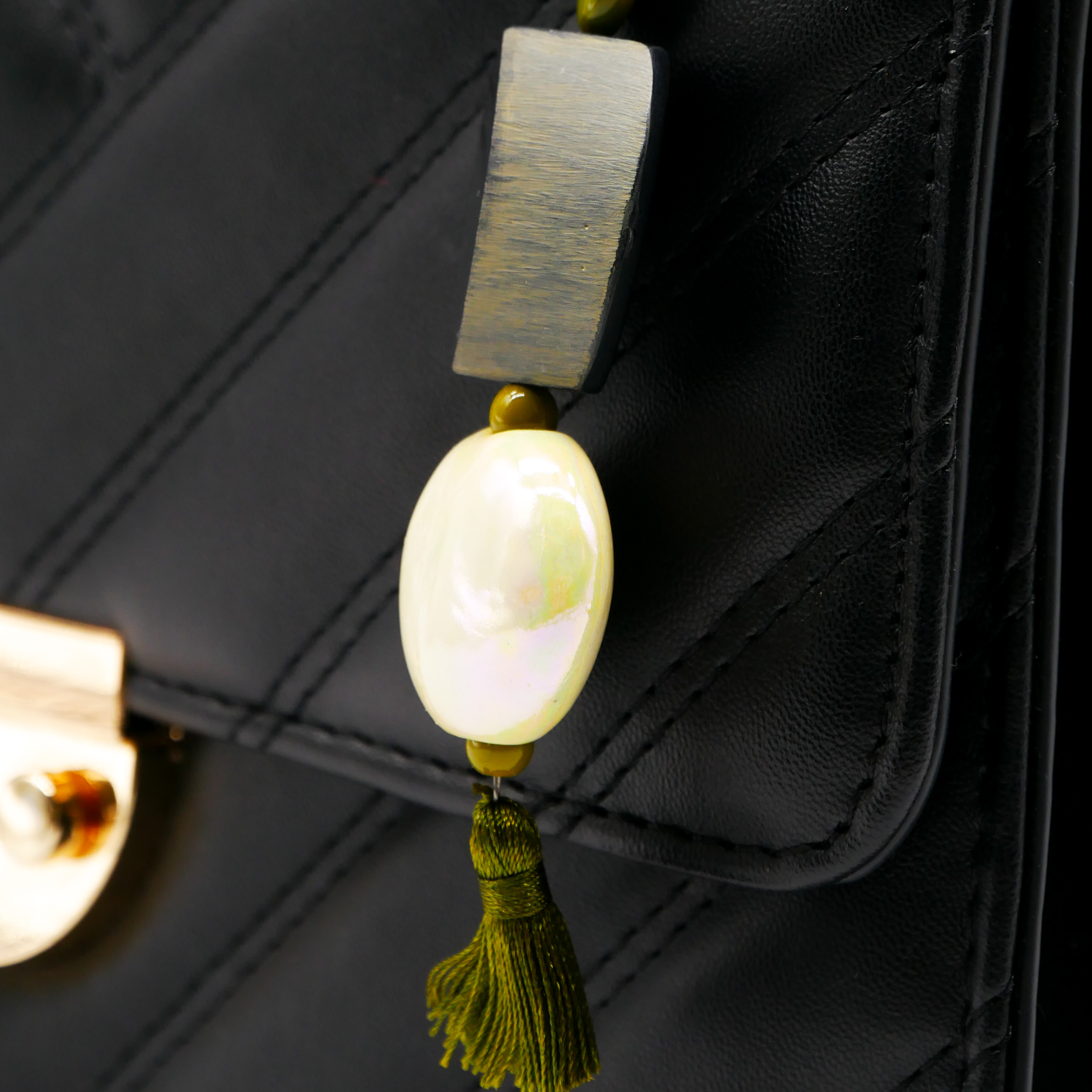 "Lucky Pendant" Anhänger, 1 Strang Hornperle, Keramikscheibe und Quaste 