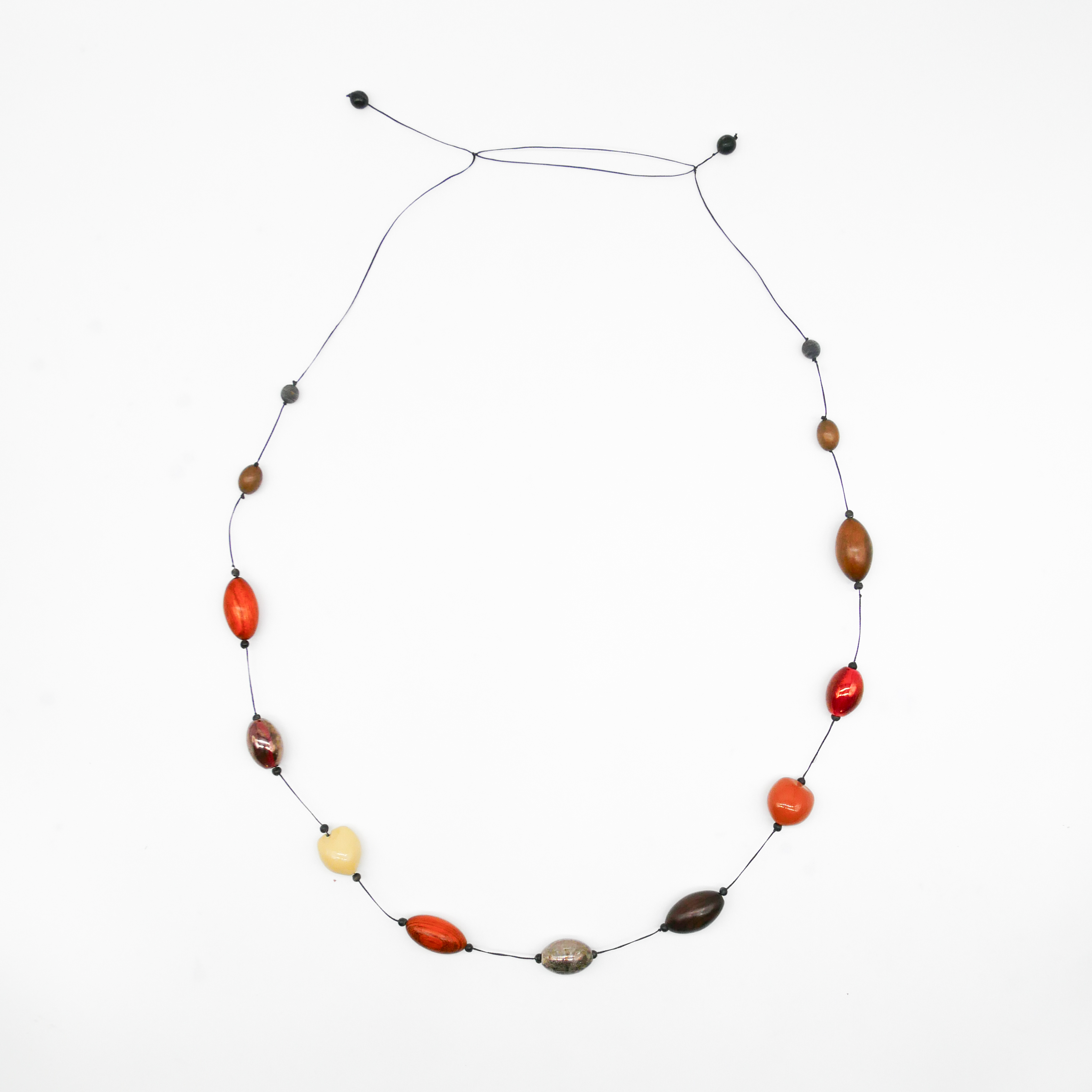 "Woodland", lange geknotete Kette, Leder Lumbangsamen, Edelholzoliven, Keramikoliven "Woodland", lange geknotete Kette, Leder Lumbangsamen, Edelholzoliven, Keramikoliven