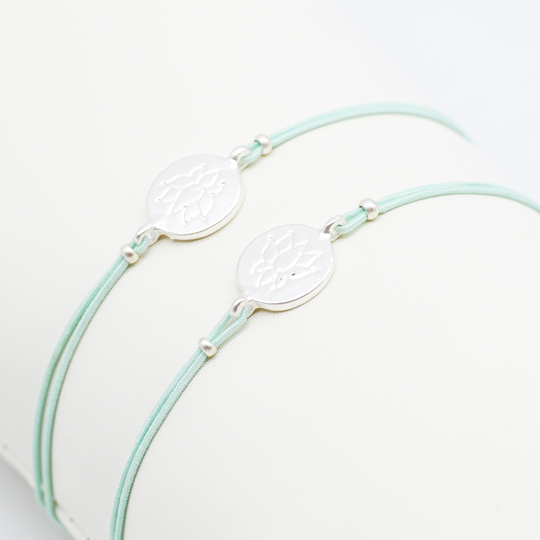 "Summer Feeling" elastisches Armband, türkis und silberfarbene Blume - 2er Pack