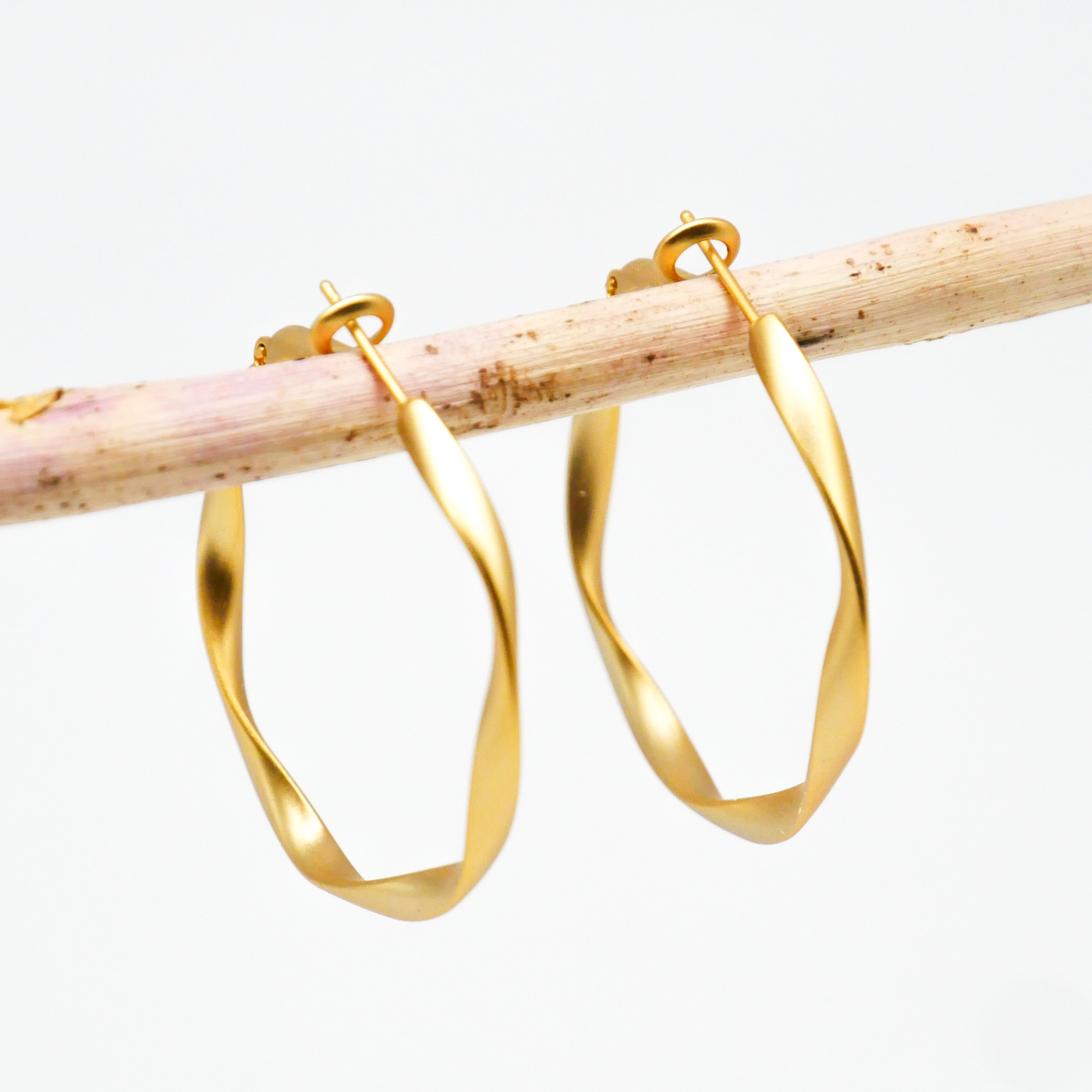 "Charm" Ohrstecker, offene Creole, vergoldet