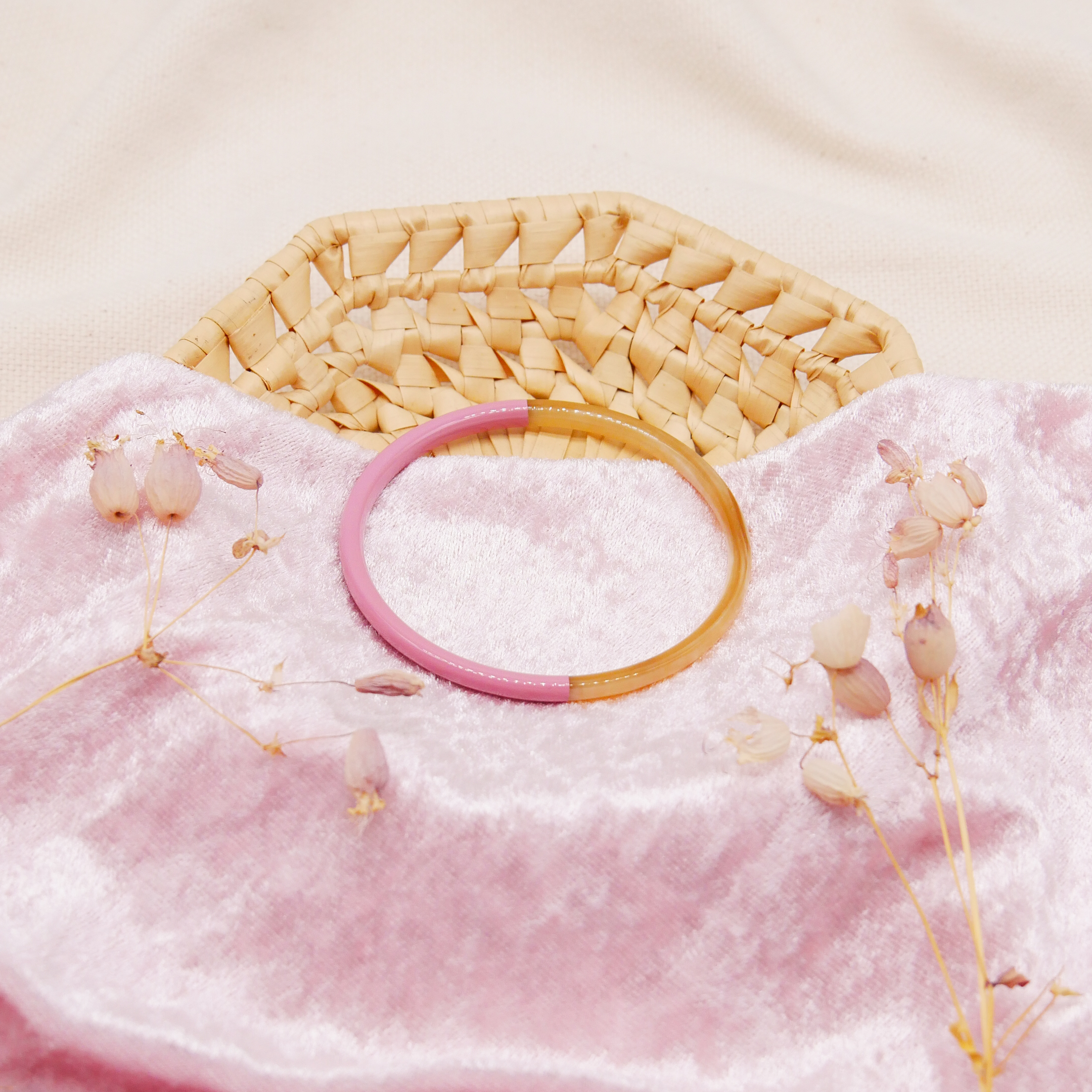  "Craft Art" zarter Armreif, weißes Horn, Lack hellrosé