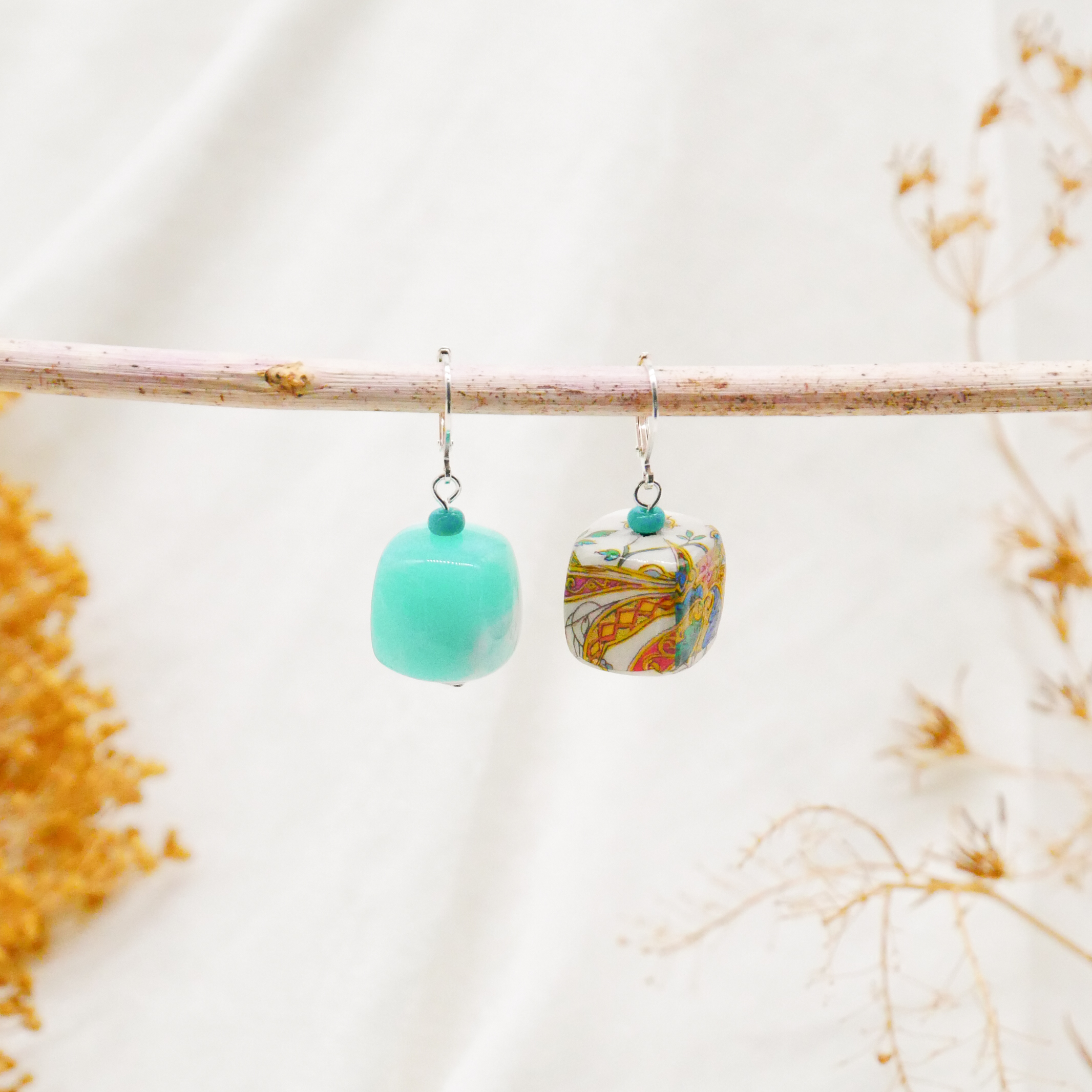 "Summer-Feeling" Ohrring "Cube" Resin- und Papercoated Perlen, türkis