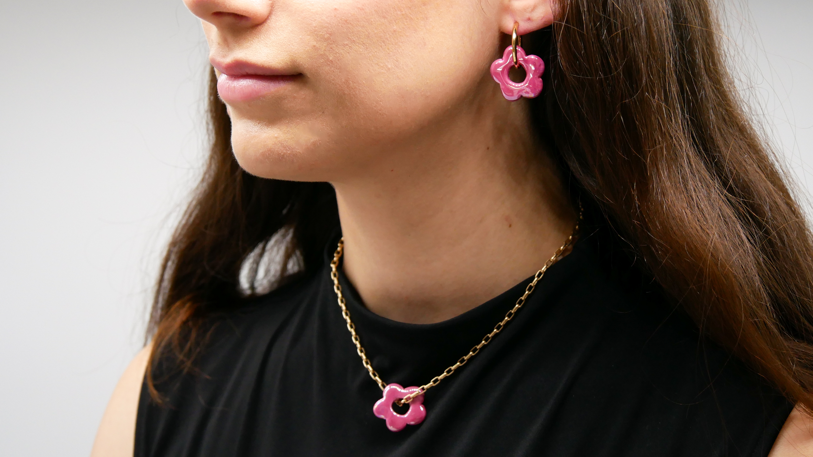 "Summer-Feeling", Kurze Metallkette vergoldet, Keramikblume fuchsia "Summer-Feeling", Kurze Metallkette vergoldet, Keramikblume fuchsia