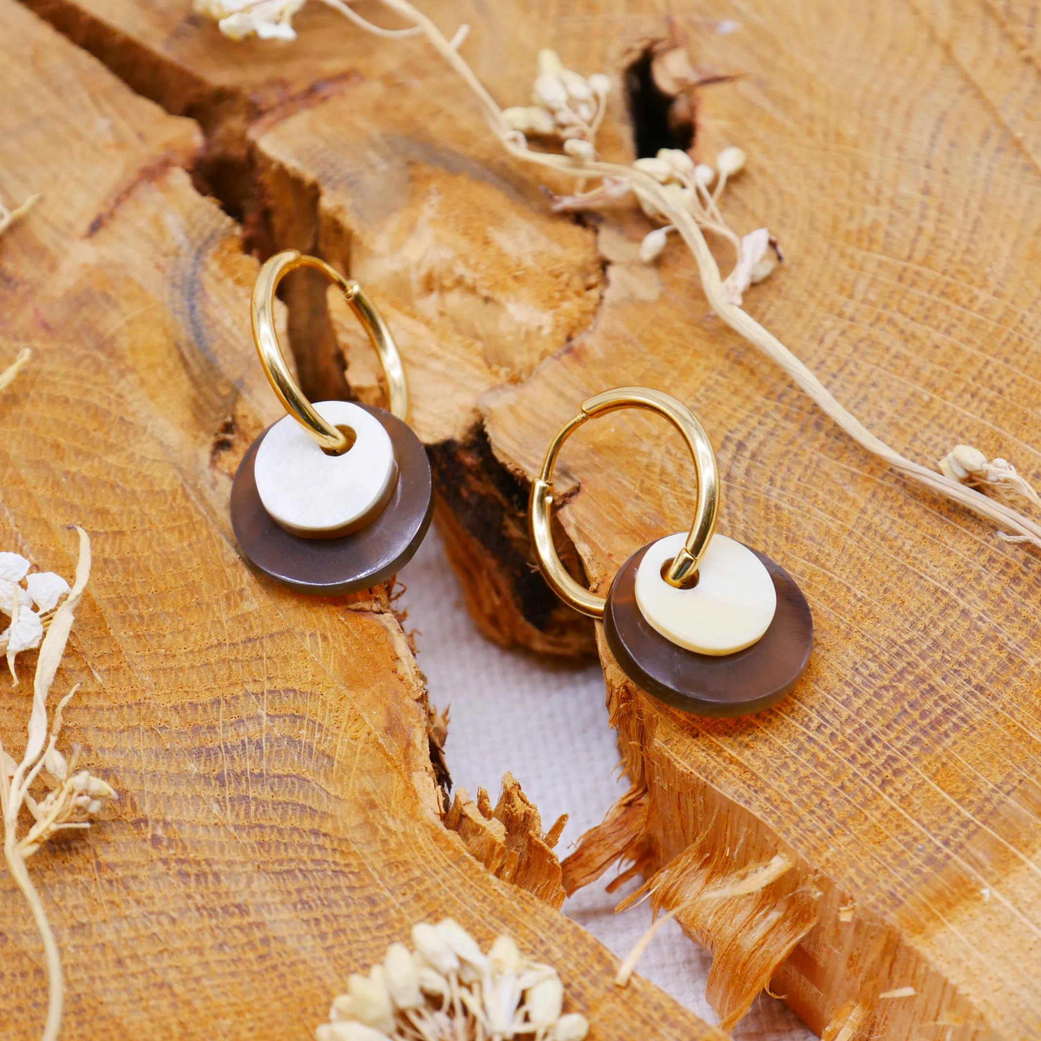 "Craft-Art" Ohrring "kleine Plättchen" braun und weiß, vergoldete Edelstahlcreole