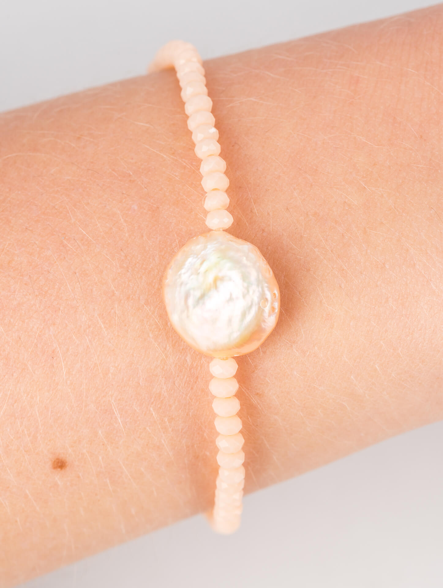 "Freshwater Pearls" bracelet, flat freshwater pearl - skin