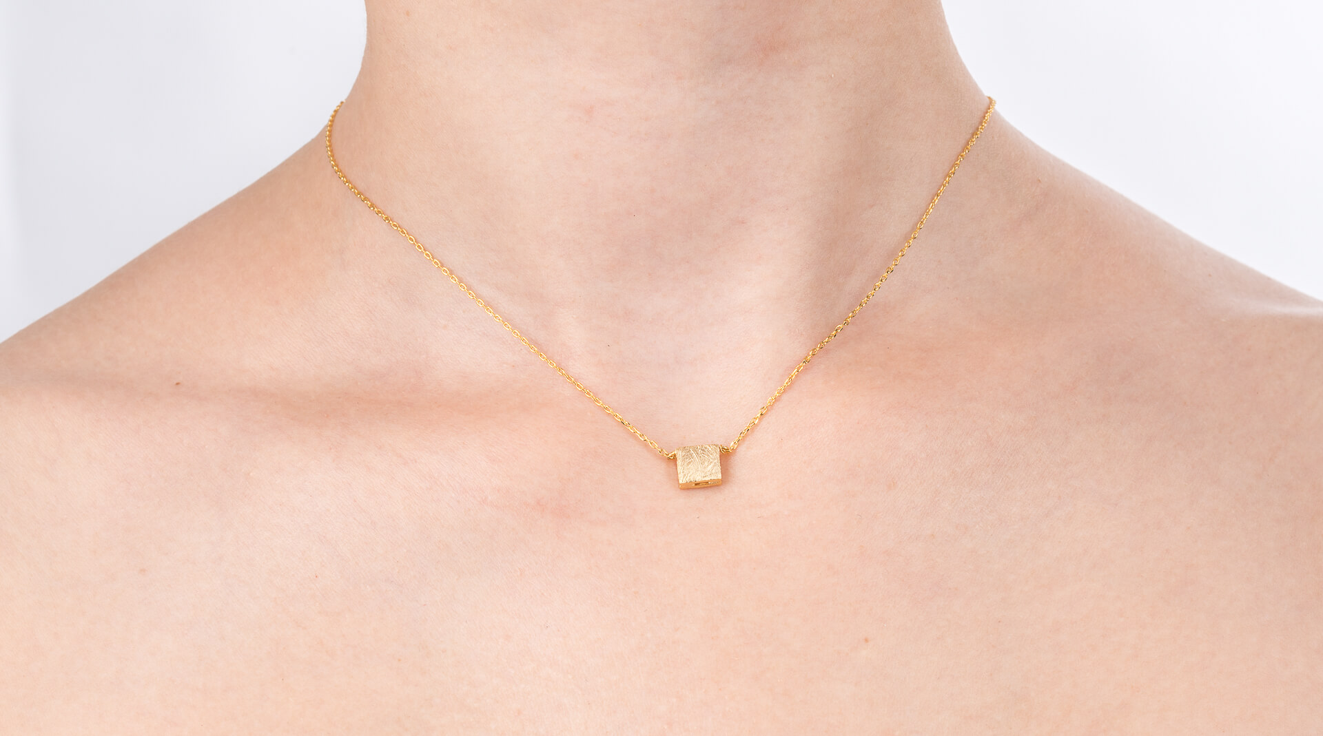 "Fine Filigré" feine kurze Metallkette, Quadrat, vergoldet