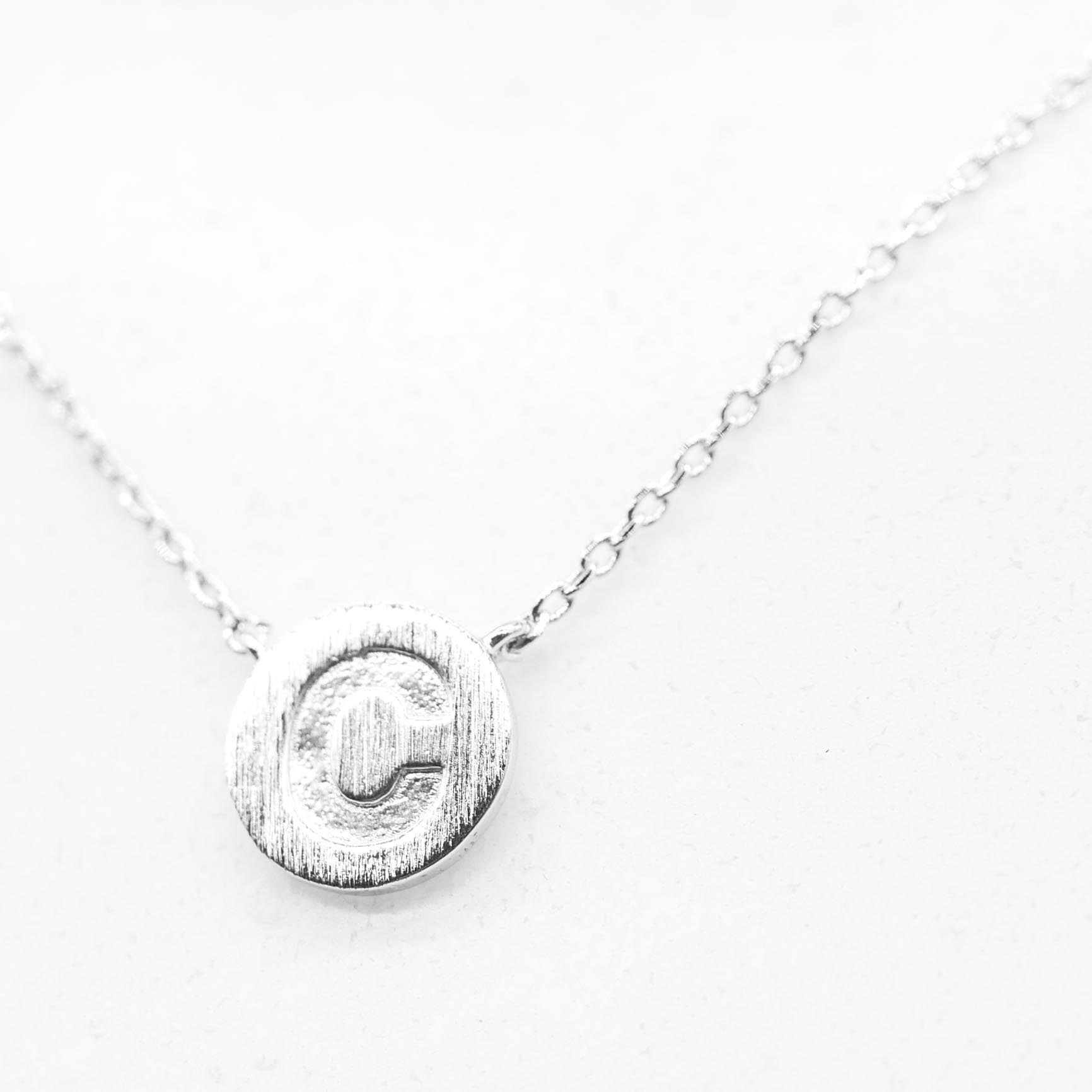 "Fine Filigré" feine kurze Metallkette, Buchstabe C, versilbert