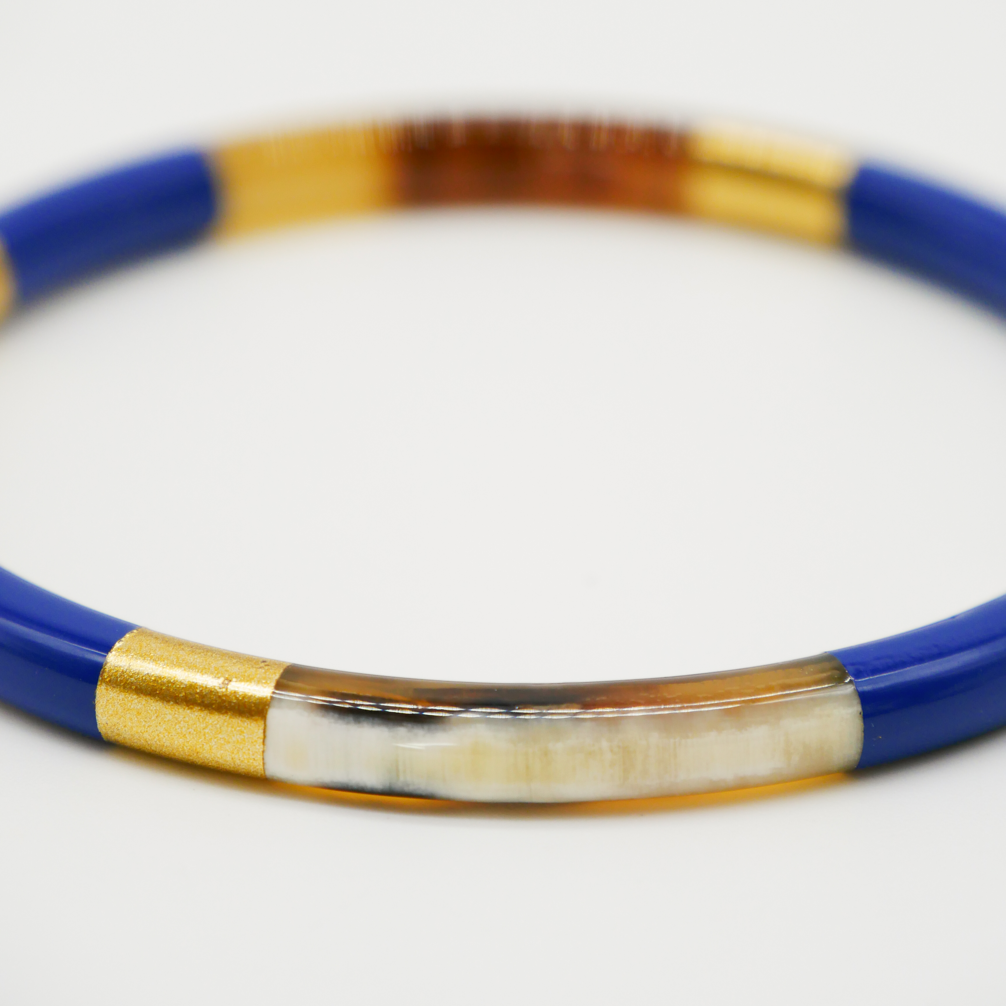 "Craft Art", Armreif dünn, braunes Horn Lack royalblau und gold 