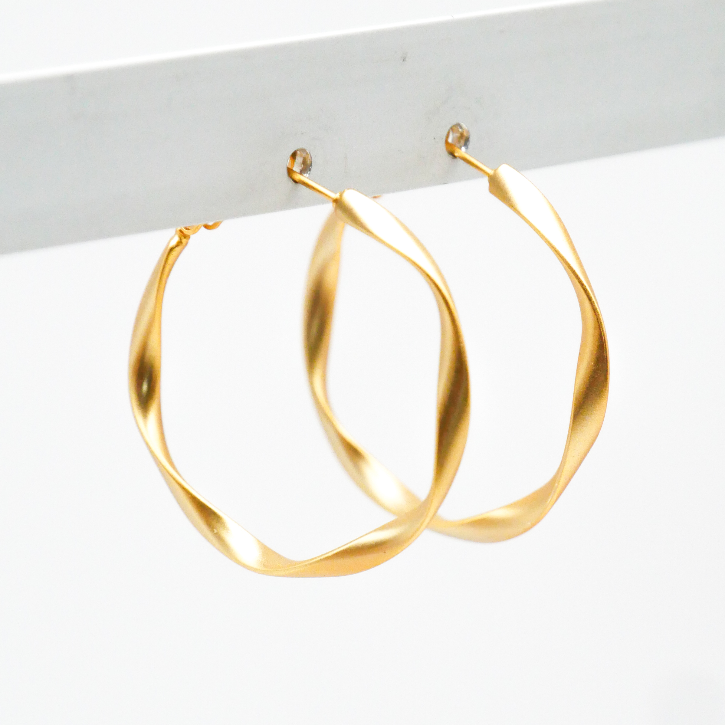 "Charm" Ohrstecker, offene Creole, vergoldet