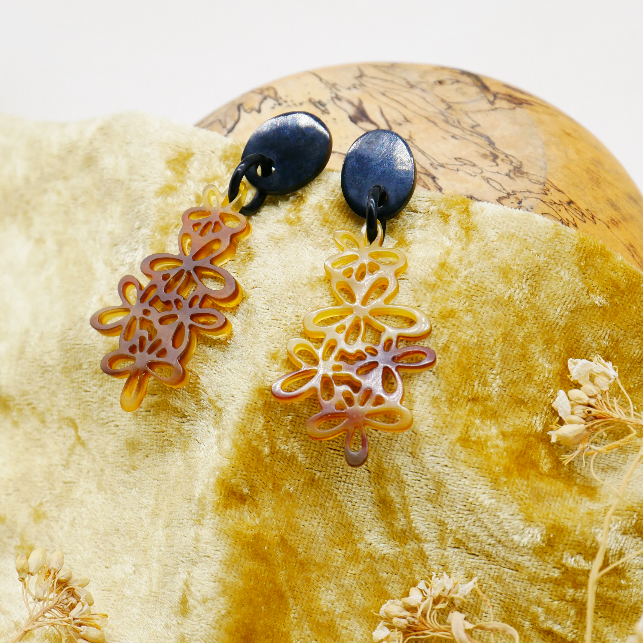 "Craft Art" Ohrring "Blütenzauber" schwarzes und braunes Horn