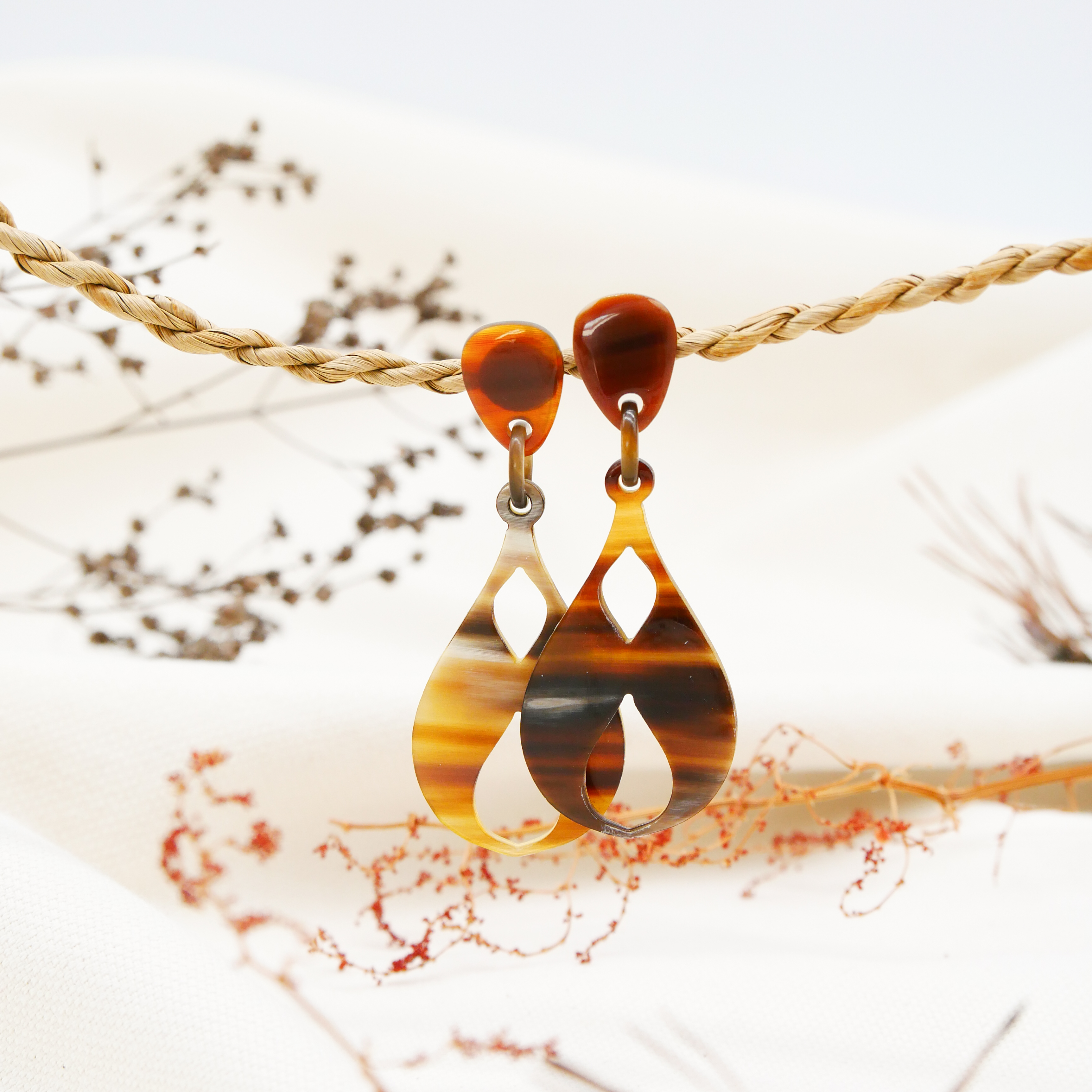 "Craft Art", Ohrring "Pendel" braunes afrikanisches Horn "Craft Art", Ohrring "Pendel" braunes afrikanisches Horn
