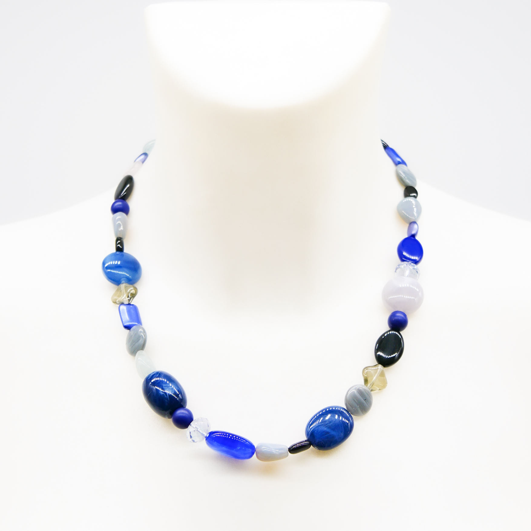 "Summer Feeling",  Kette aus verschiedenen Formen, Glas- und Resin Perlen, blau