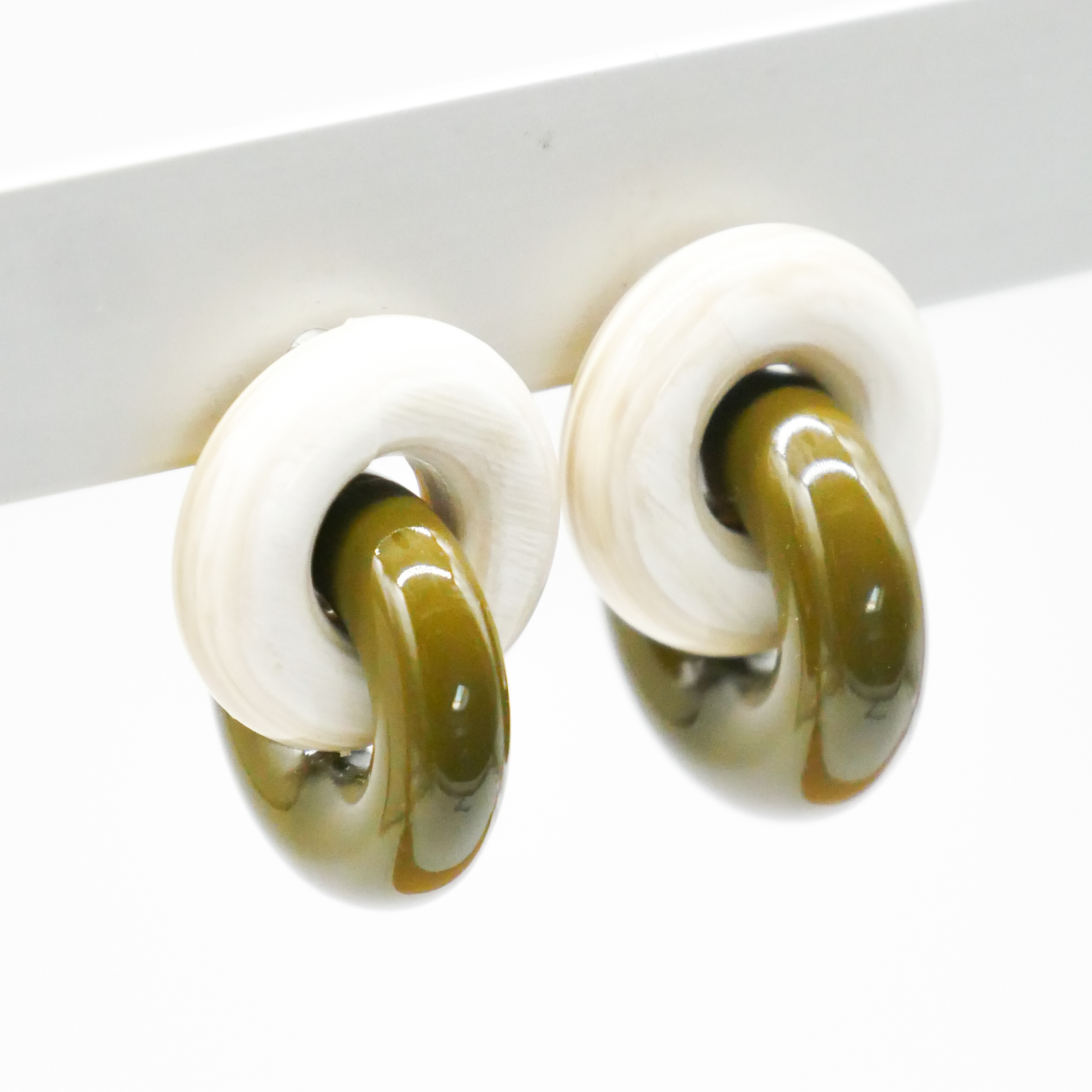  "Craft-Art", Ohrstecker zwei dicke Reife 90 Grad versetzt schwarzes Horn, Lack khaki 