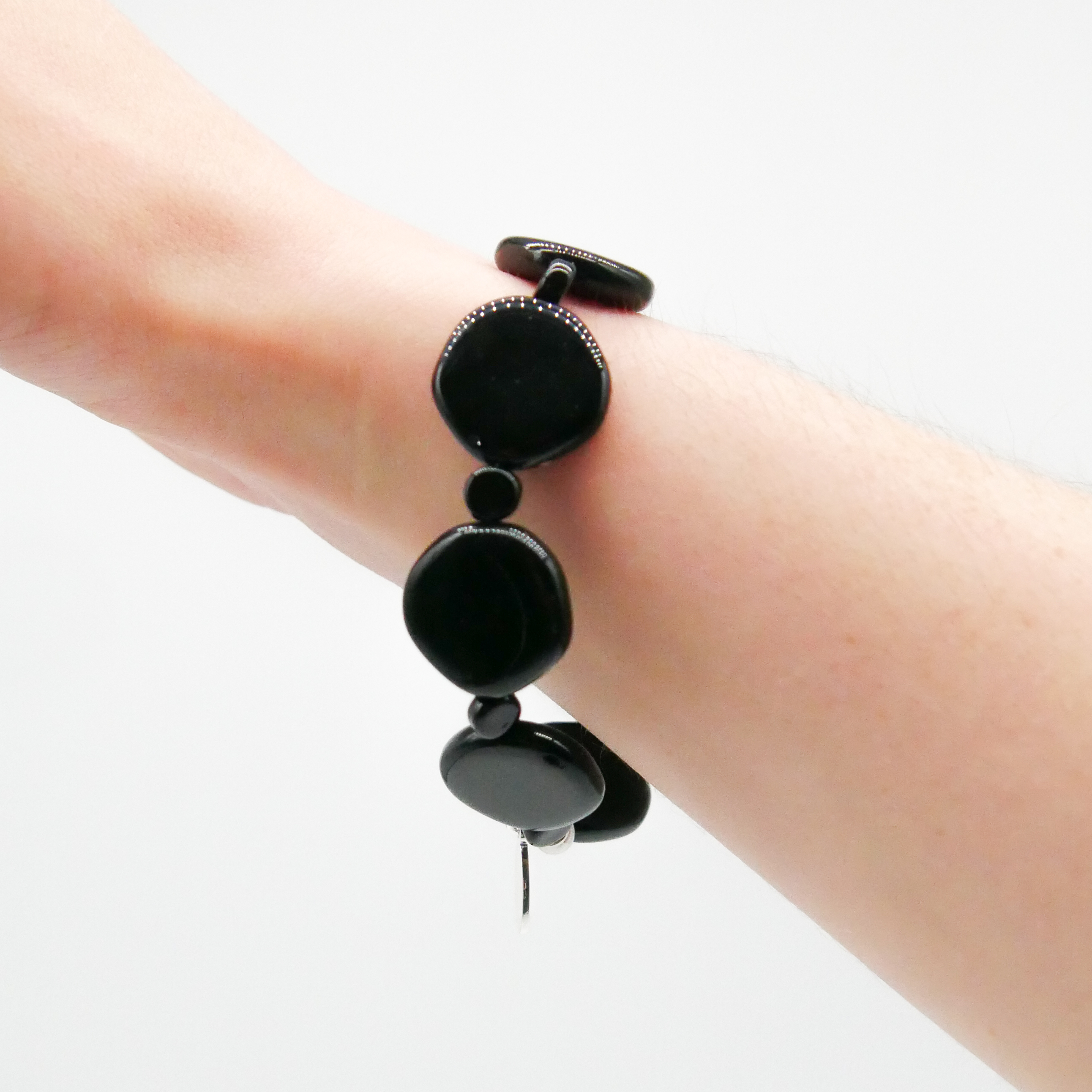  "Jet Schmuck" Armband auf Gummi schwarze Glasperlen, unregelmäßige Scheibe