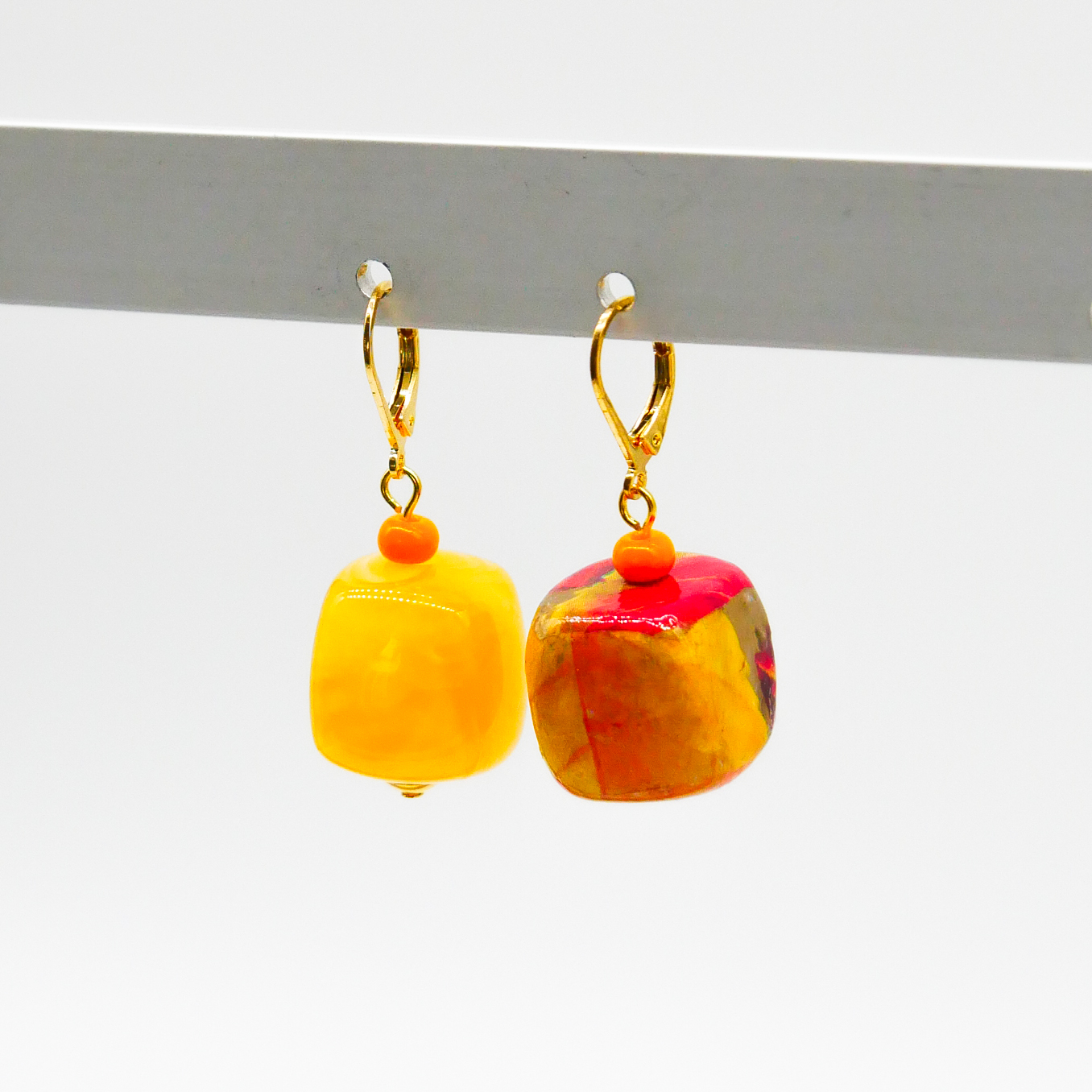 "Summer-Feeling" Ohrring "Cube" Resin- und Papercoated Perlen, honig