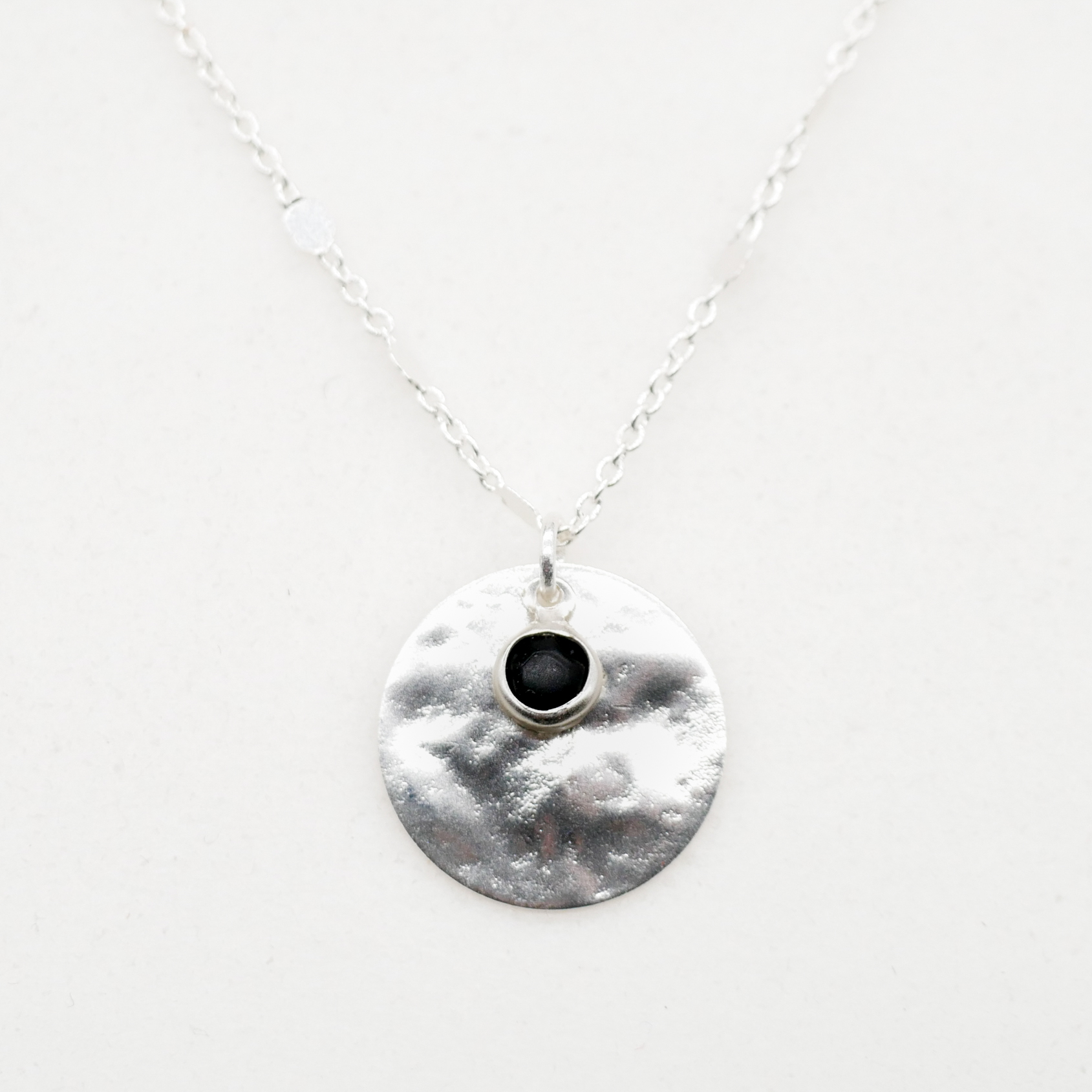 "Fine Filigré" feine kurze Metallkette, Scheibe mit schwarzem Stein, versilbert
