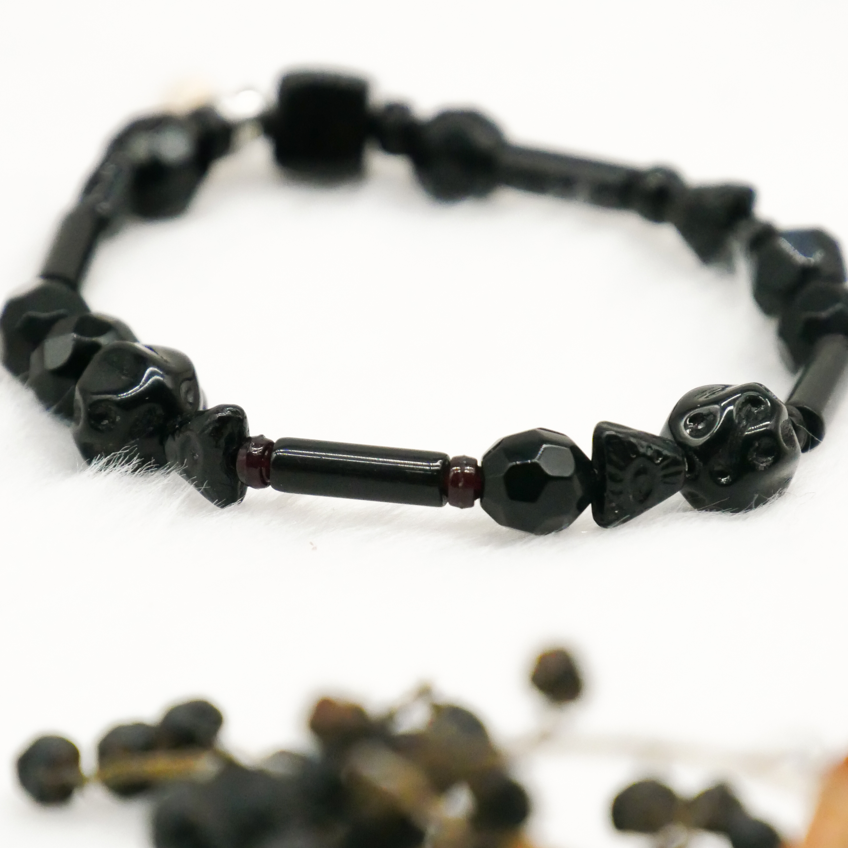  "Jet Schmuck" Armband auf Gummi schwarze Glasperlen, verschiedene Formen 