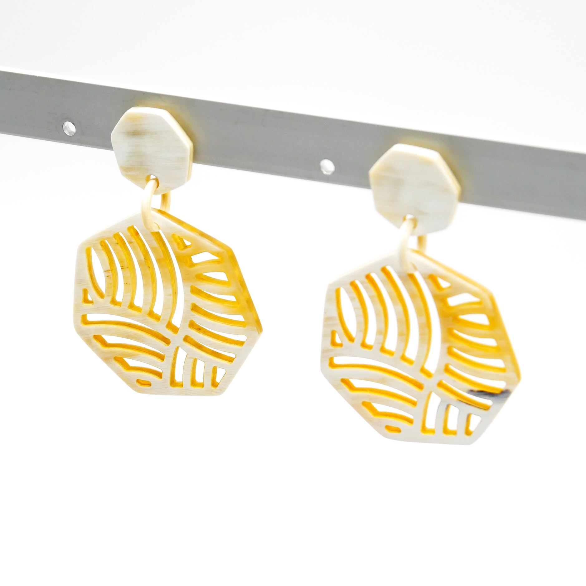  "Craft Art" Ohrring "Polygon" weißes Horn