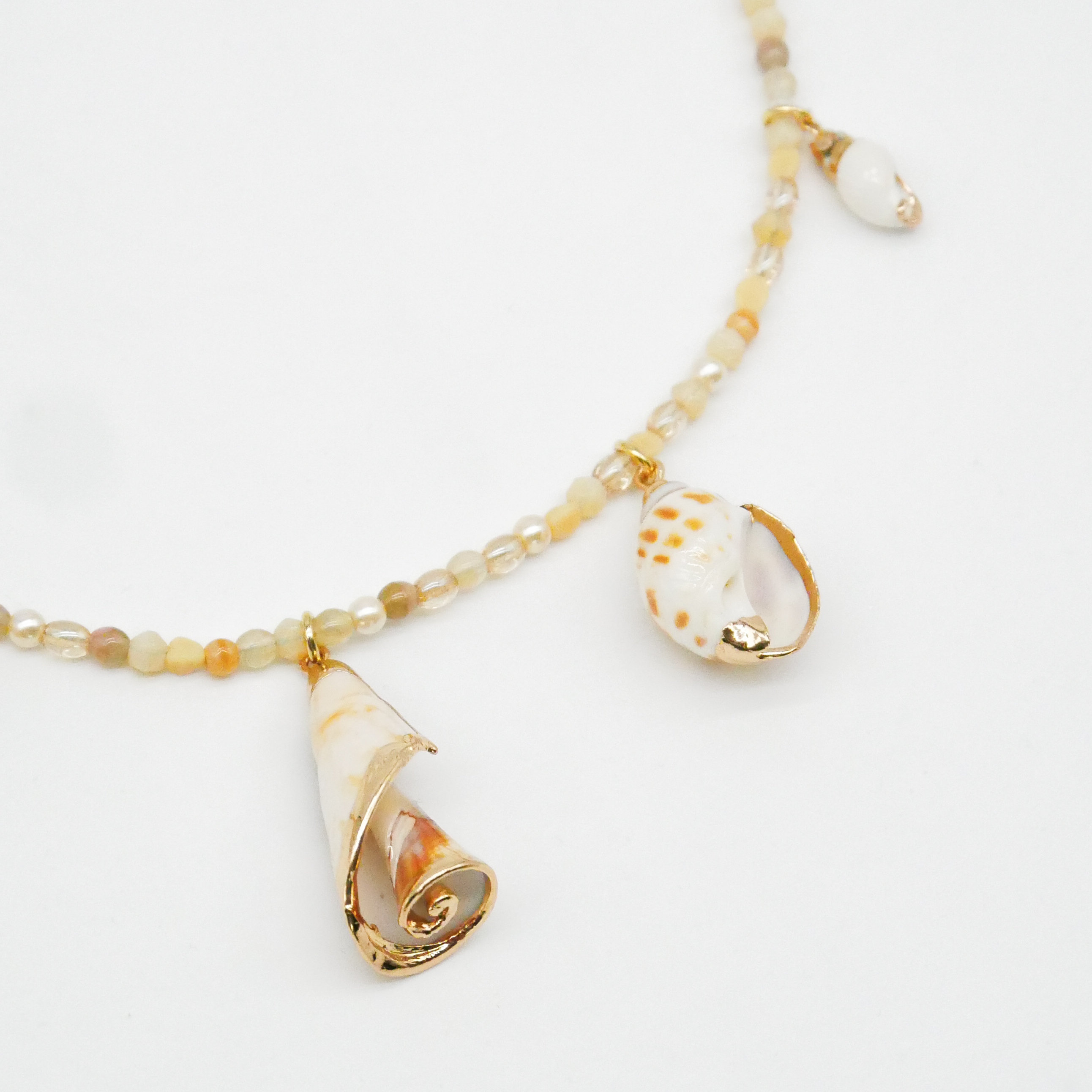  "Shell" Kette mit verschiedenen Strandschnecken Anhängern, kleine Glasperlen, sand 