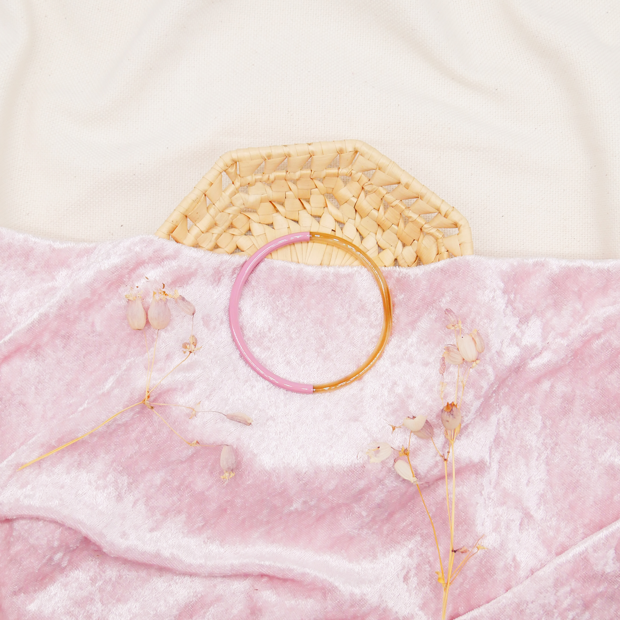  "Craft Art" zarter Armreif, weißes Horn, Lack hellrosé