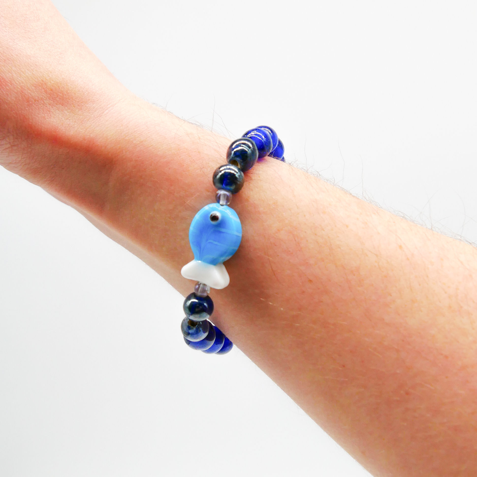 "Summer Feeling" Armband auf Gummi "Fisch" Glasperlen dunkelblau