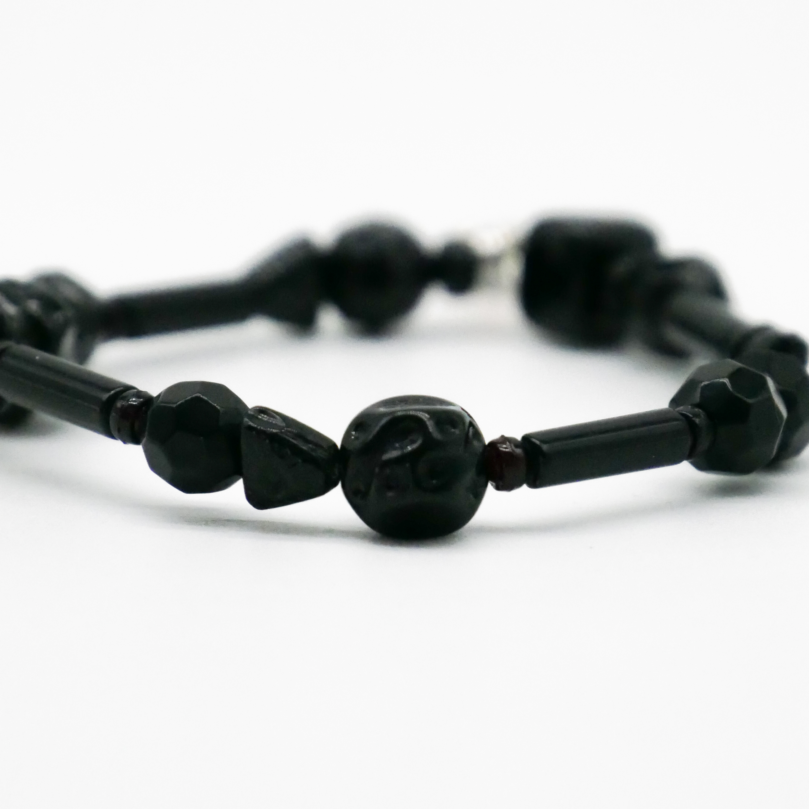 "Jet Schmuck" Armband auf Gummi schwarze Glasperlen, verschiedene Formen 