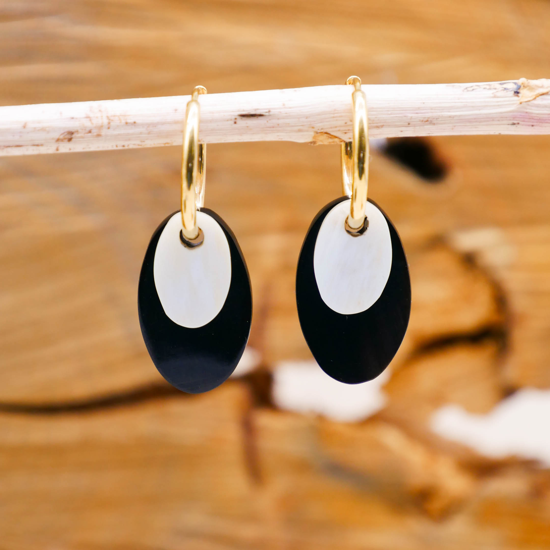 "Craft-Art" Ohrring "kleine Plättchen" schwarz und weiß, vergoldete Edelstahlcreole