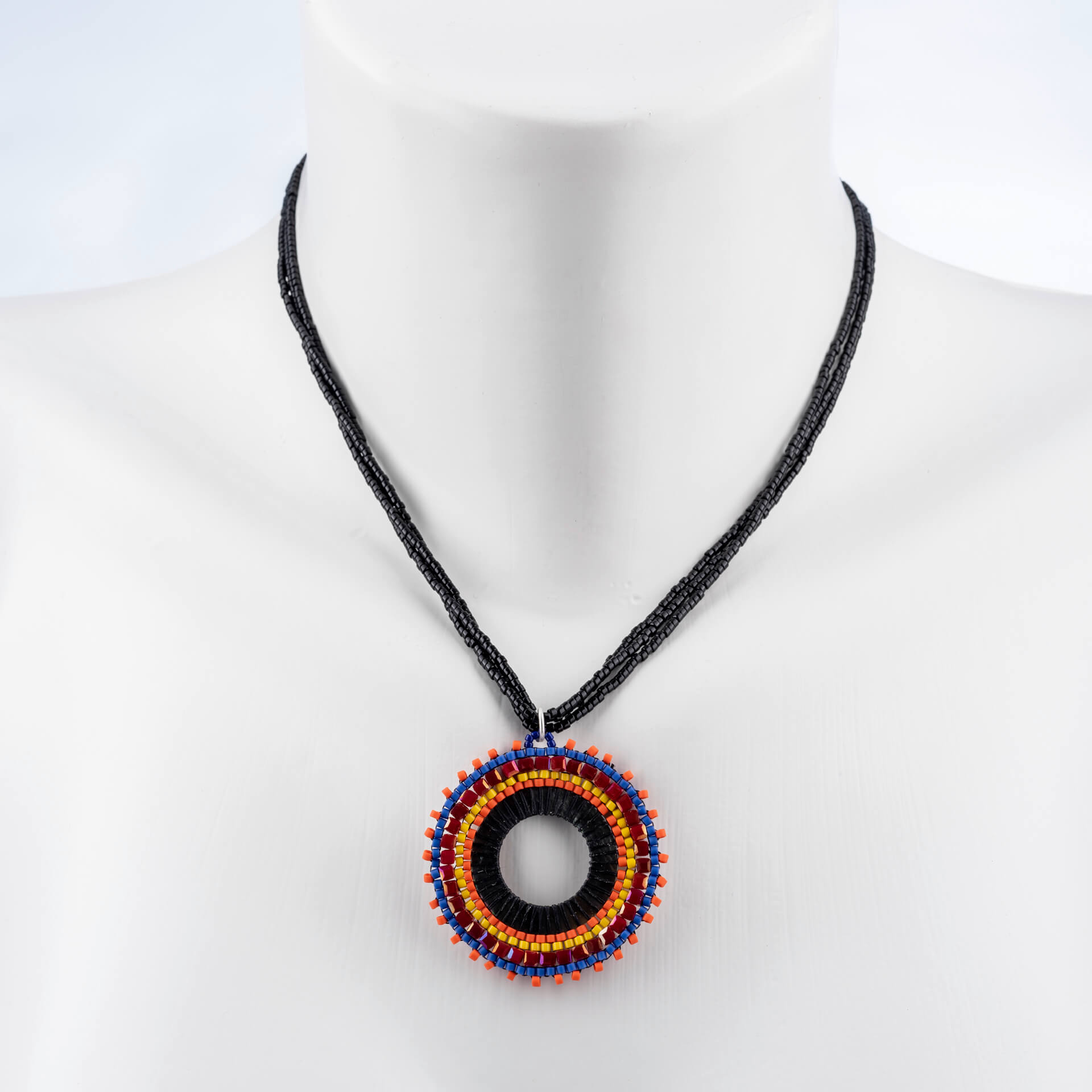 "Toho Art" kurze Kette, runder Anhänger mit Perlmuttreif und feinen Perlen, multicolor