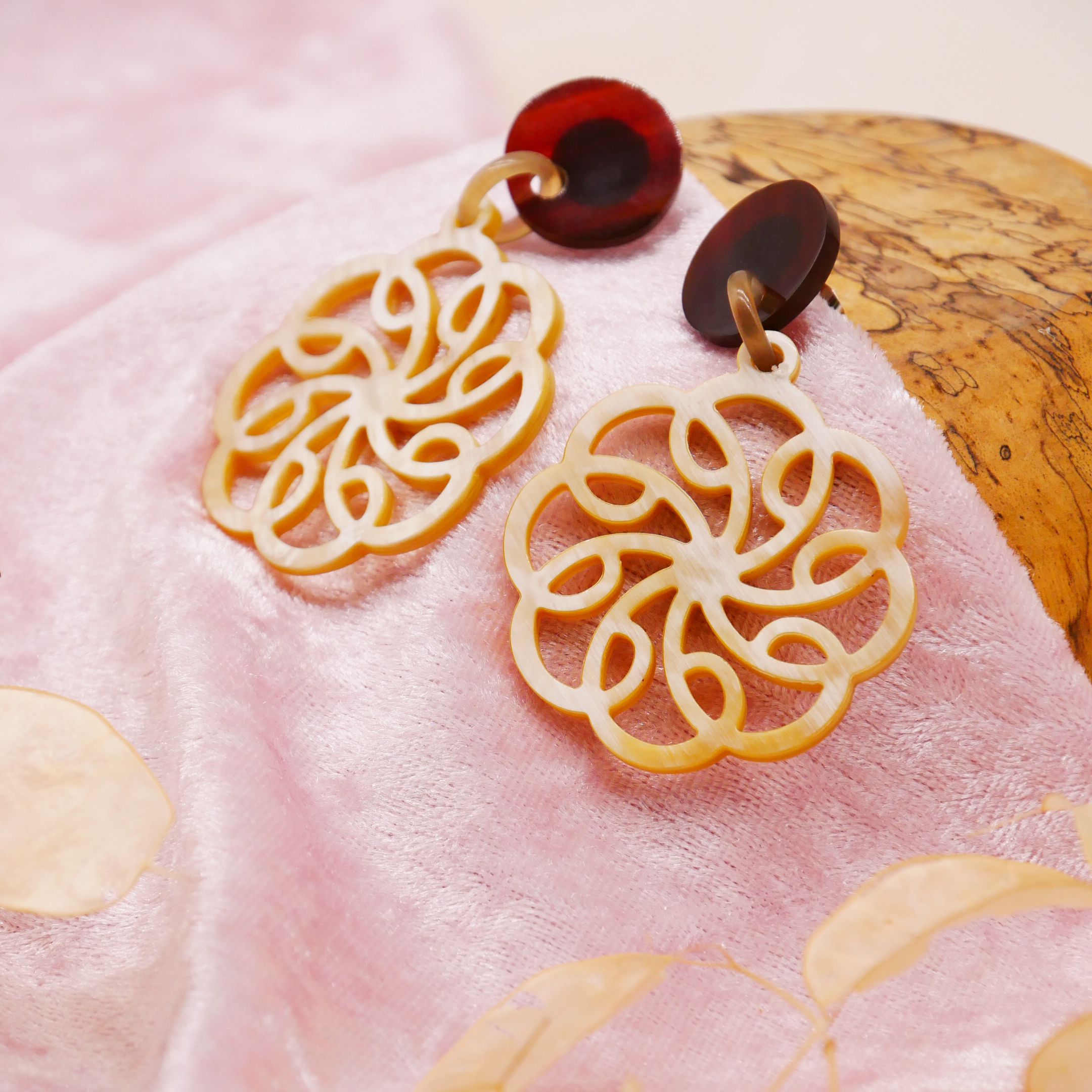  "Craft Art" Ohrring "Mandala" Ø ca. 45 mm, braunes und weißes Horn